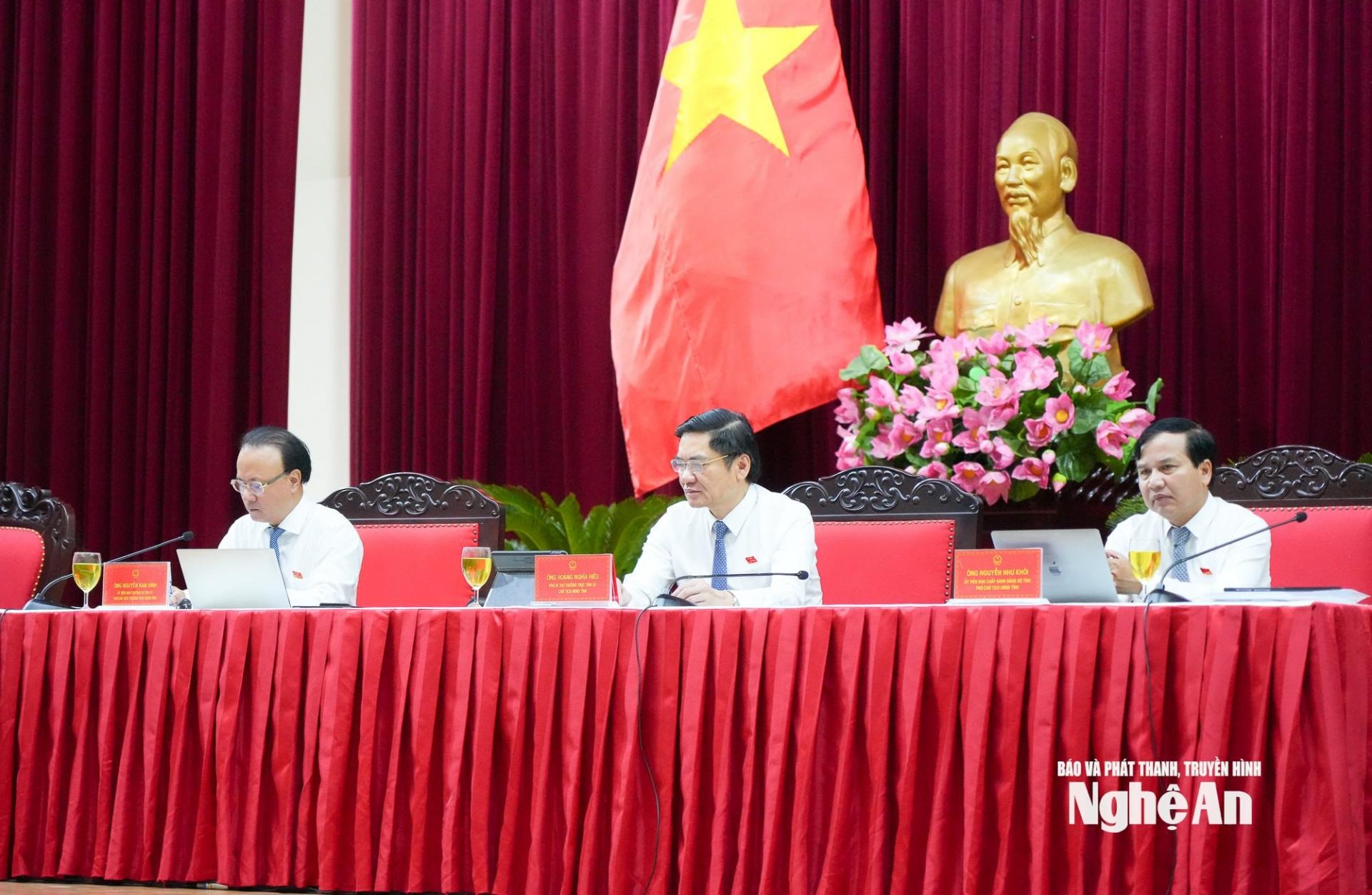 Các đồng chí Thường trực HĐND tỉnh điều hành kỳ họp.