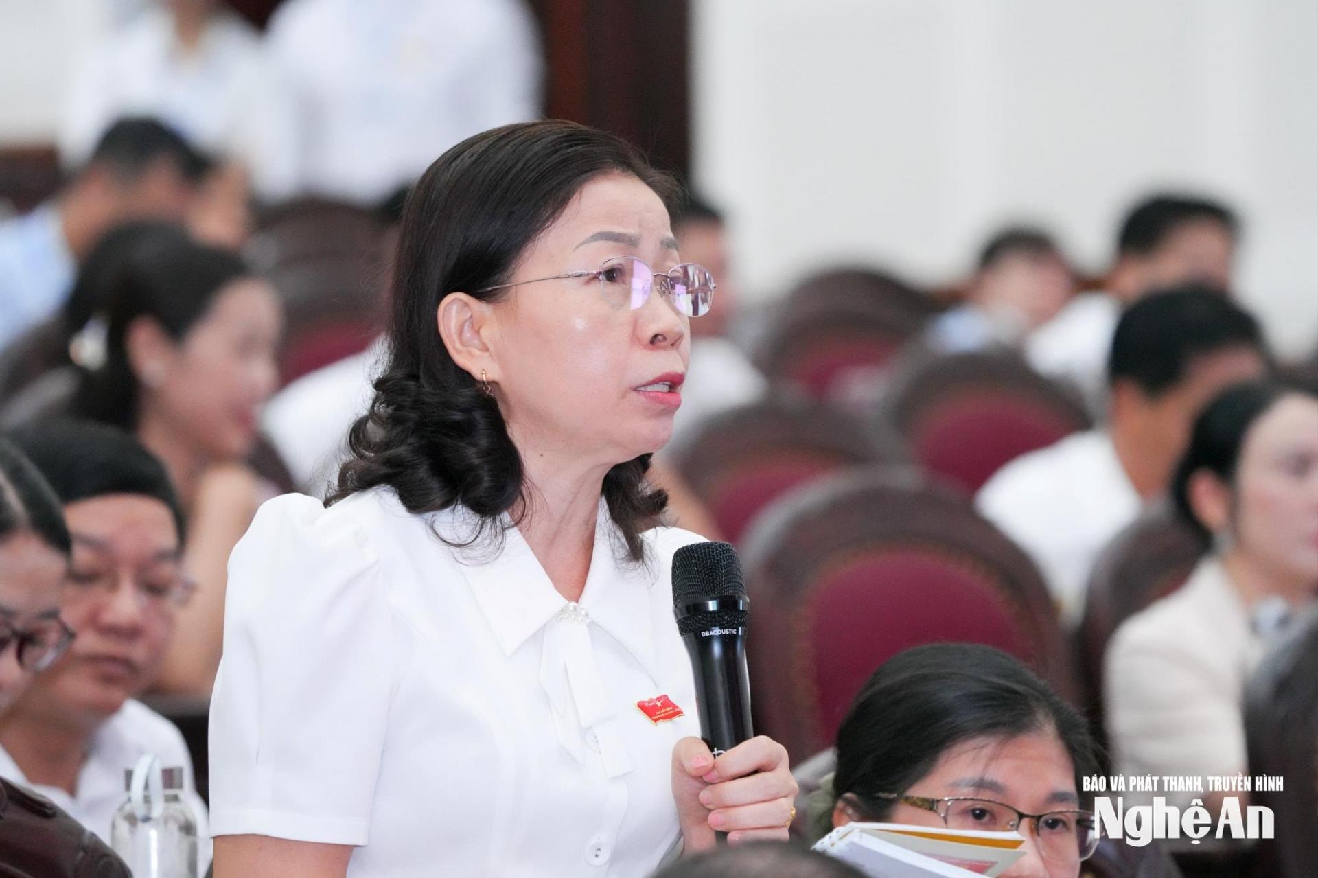 PG88 link Code Lê Thị Thêu (Tổ đại biểu số 10) phát biểu chất vấn.