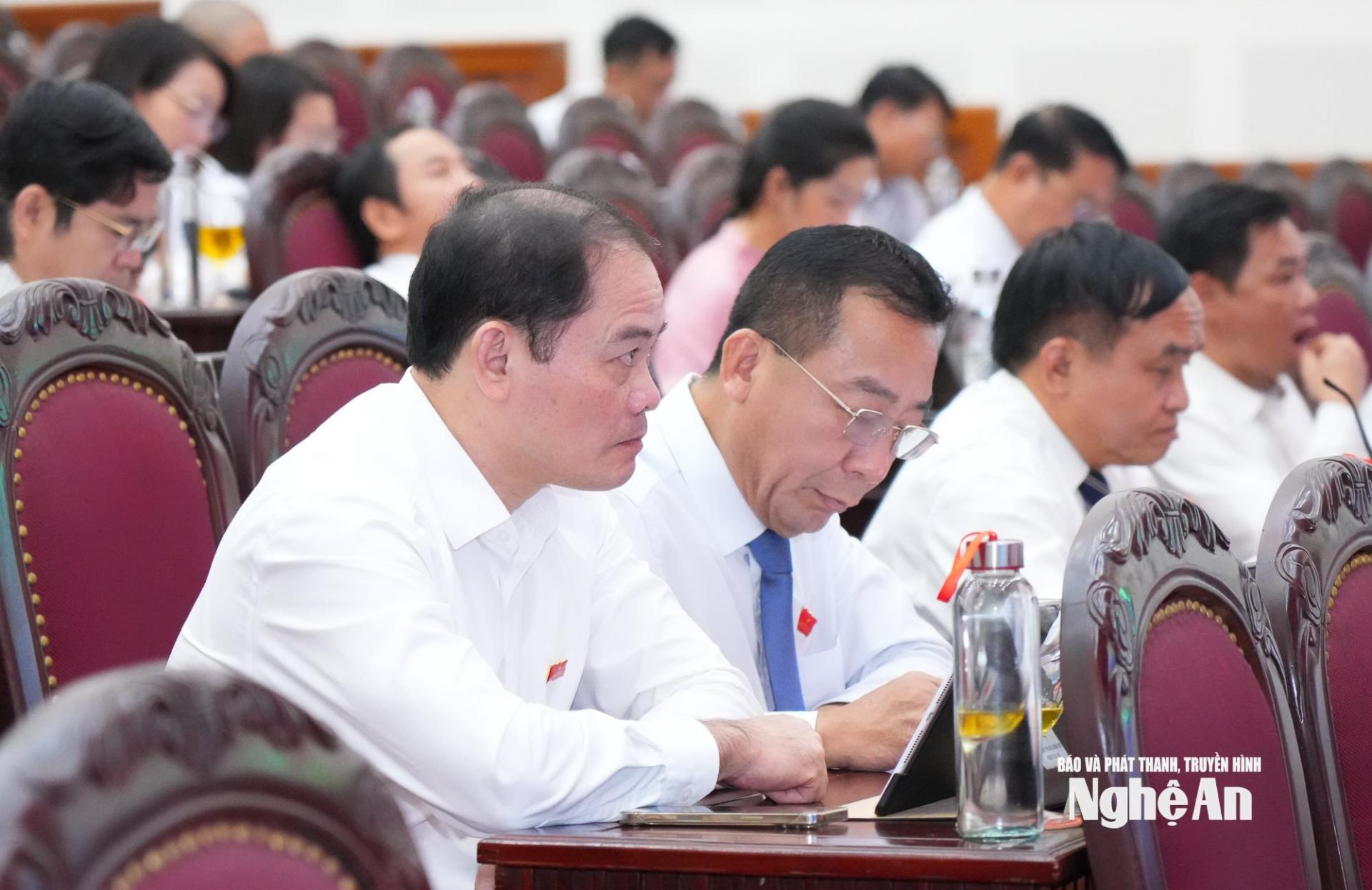 Các đại biểu tham dự kỳ họp.