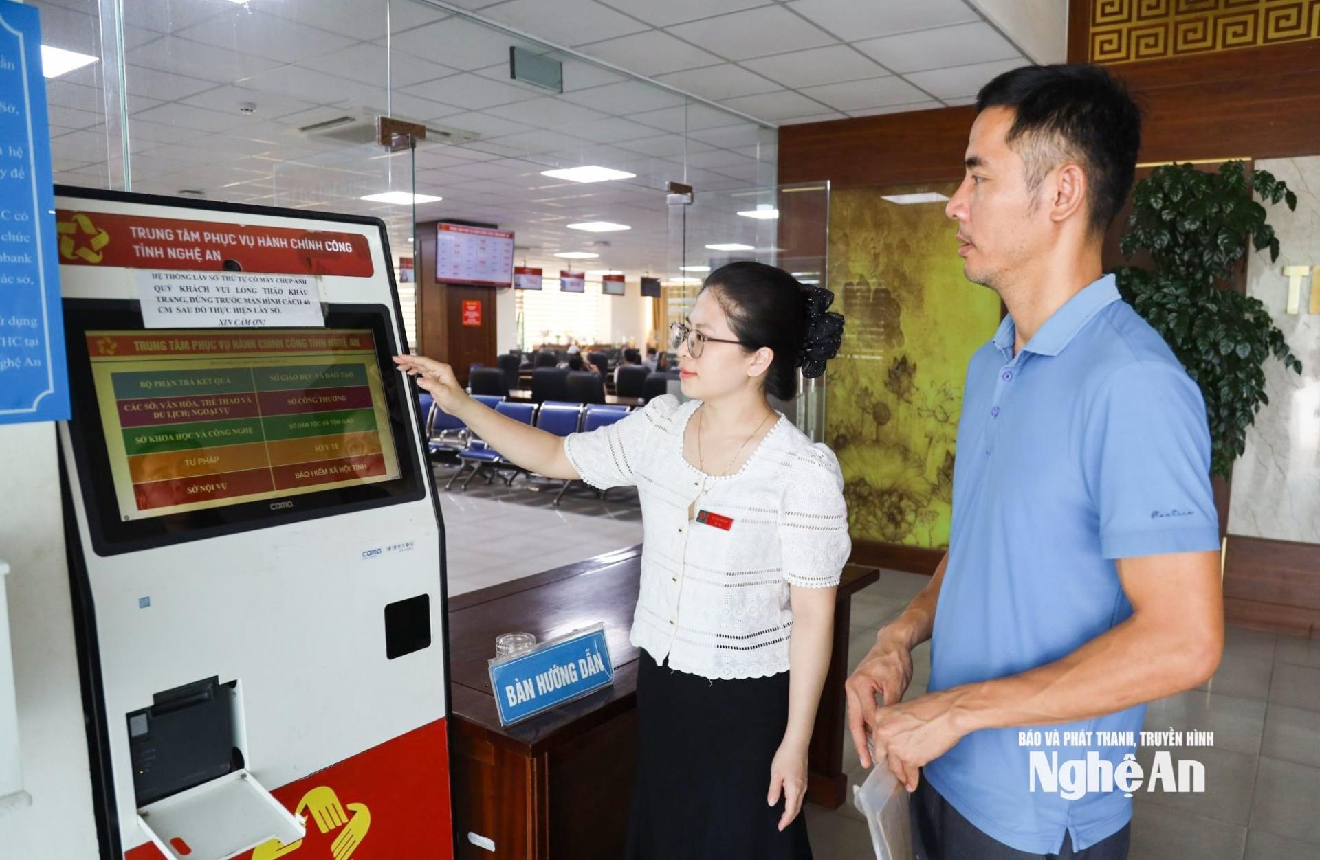 Cán bộ Trung tâm Phục vụ hành chính công tỉnh PG88 go Bắn cá hỗ trợ người dân và doanh nghiệp giải quyết thủ tục hành chính.