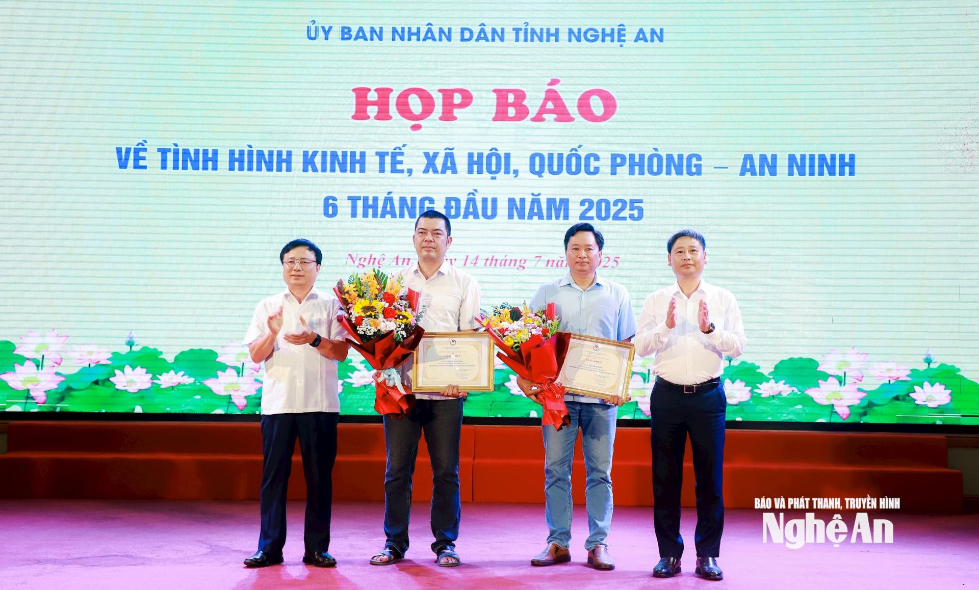 Các đồng chí: Bùi Đình Long - Ủy viên Ban Chấp hành Đảng bộ tỉnh, Phó PG88 go Bắn cá UBND tỉnh; Trần Minh Ngọc - PG88 go Bắn cá Hội Nhà báo tỉnh, Tổng Biên tập Báo và phát thanh, truyền hình PG88 go Bắn cá trao tặng Bằng khen của PG88 go Bắn cá Hội Nhà báo PG 88 Nổ Hũ đến nhà báo Ngô Đức Chuyên và nhà báo Nguyễn Ngọc Dũng. Ảnh: Thành Duy