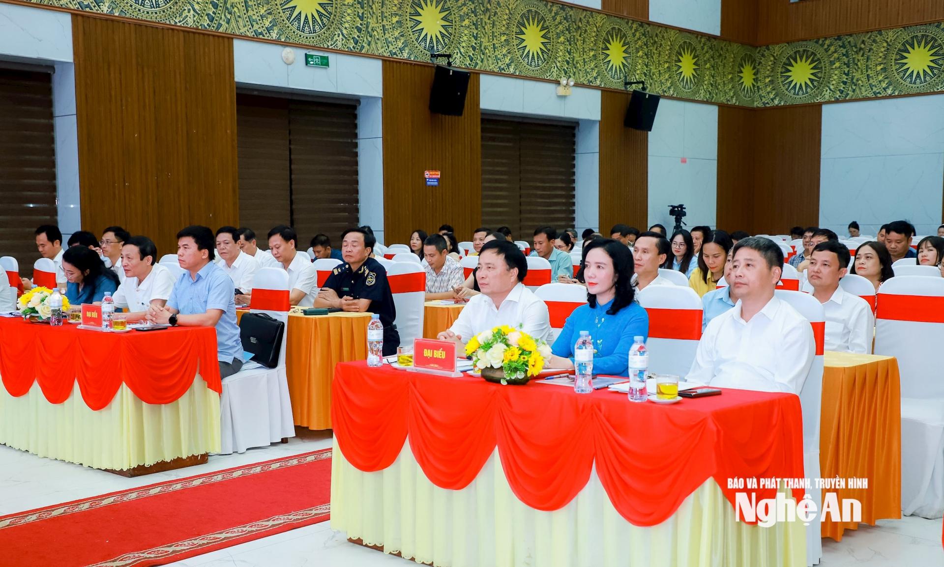 Các đồng chí lãnh đạo tỉnh, các sở, ban, ngành, Hội Nhà báo tỉnh và các nhà báo, phóng viên dự Lễ phát động. Ảnh: Thành Duy