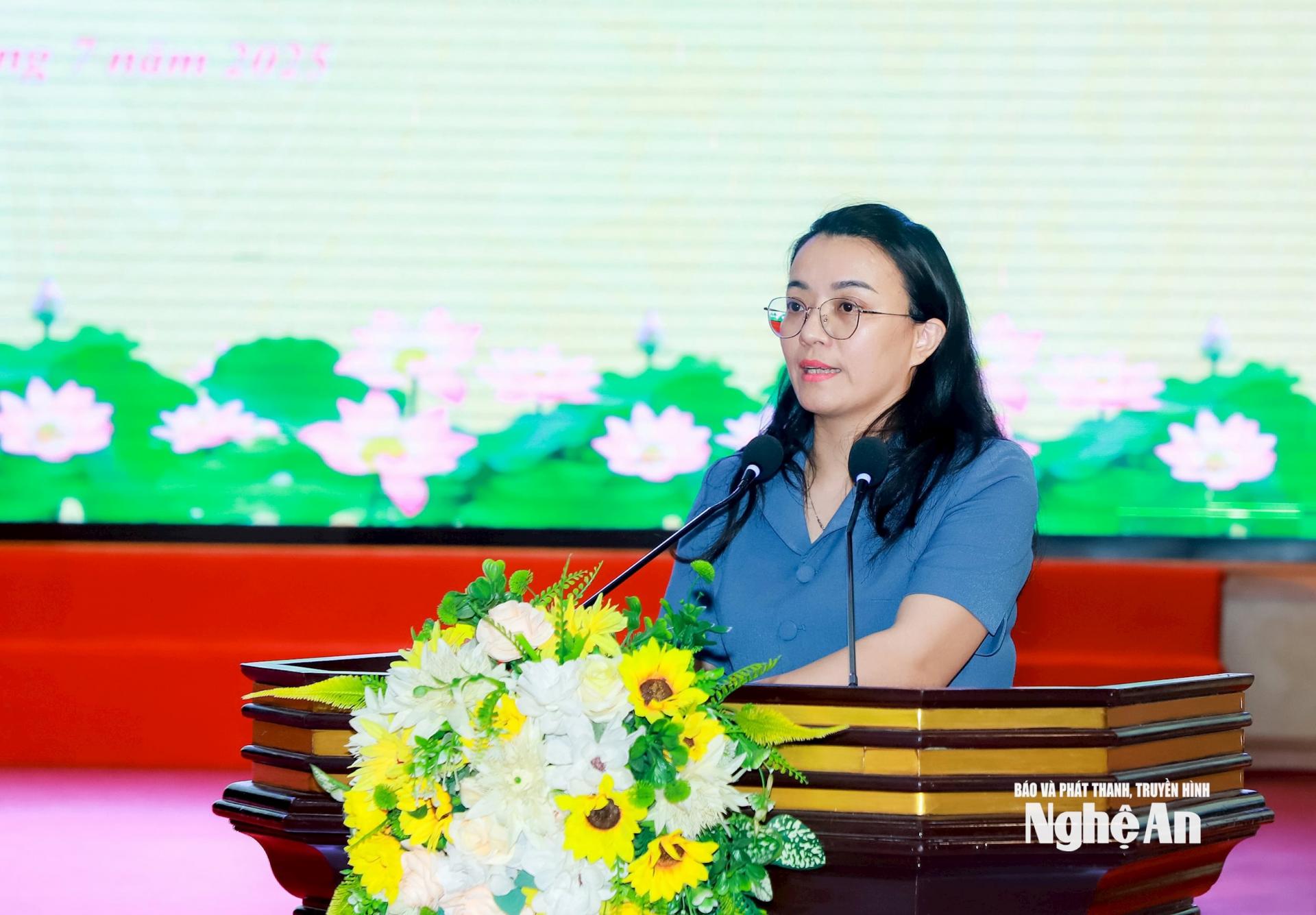 Giám đốc Sở Tư pháp PG88 go Bắn cá Hoàng Thị Thu Trang báo cáo về tình hình ban hành văn bản quy phạm pháp luật của HĐND, UBND tỉnh trong 6 tháng đầu năm 2025. Ảnh: Thành Duy