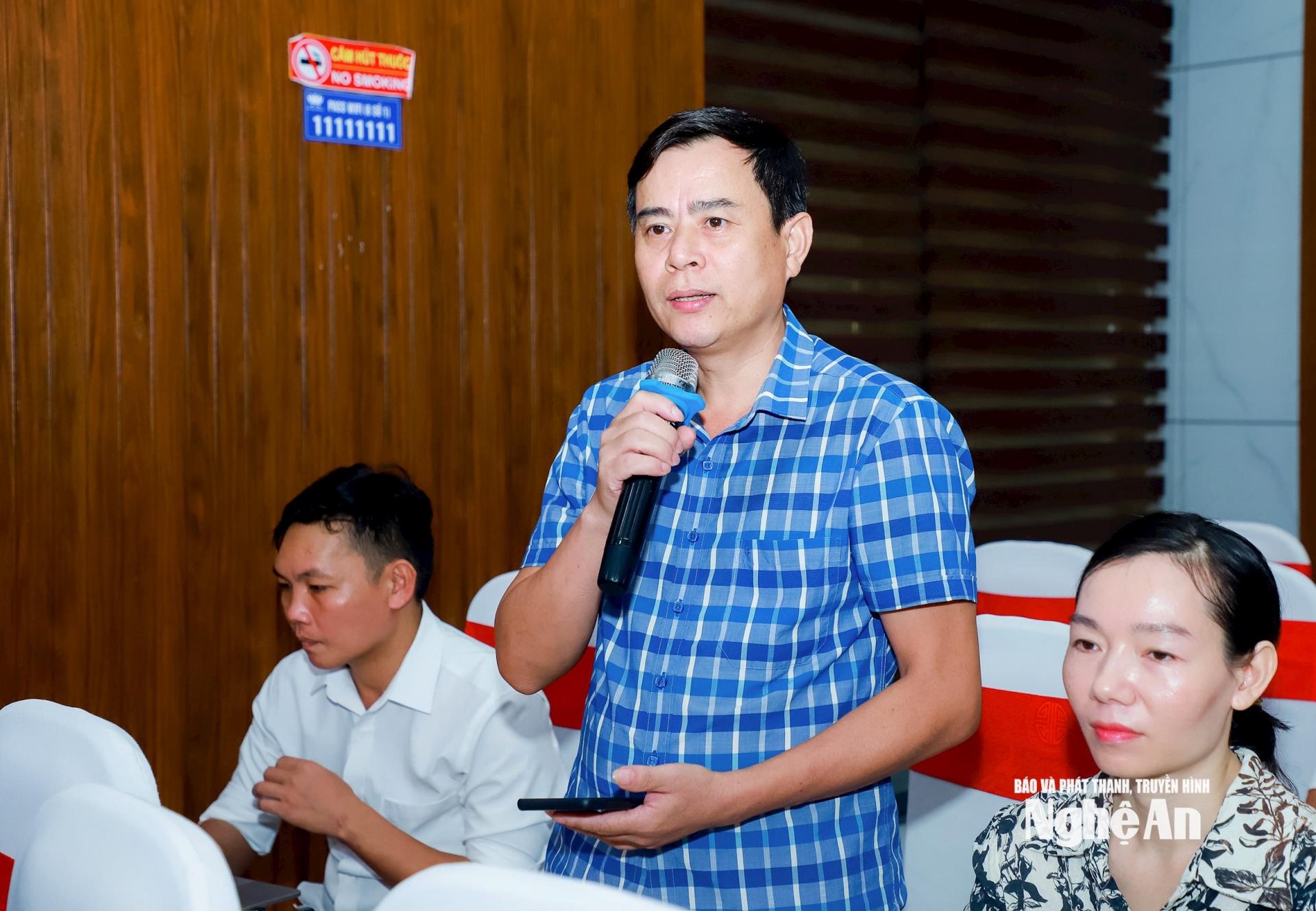 Nhà báo Khánh Hoan - Báo Thanh niên đặt câu hỏi tại họp báo. Ảnh: Thành Duy