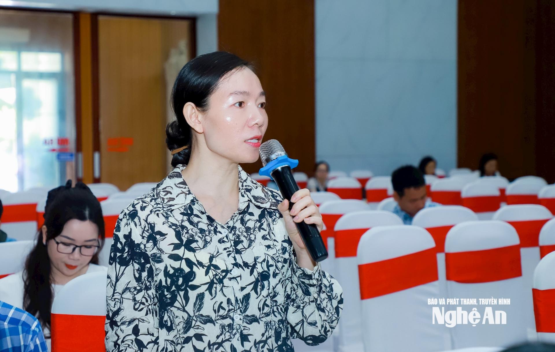 Nhà báo Tuyến Lan - Báo Pháp luật PG 88 Nổ Hũ đặt câu hỏi tại họp báo. Ảnh: Thành Duy