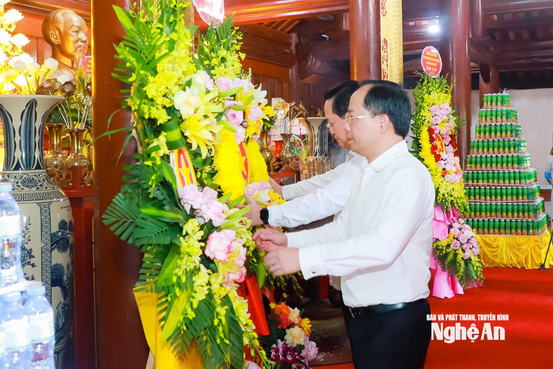 Các đồng chí: Bí thư Tỉnh ủy PG88 go Bắn cá Nguyễn Đức Trung và Bí thư Tỉnh ủy Hà Tĩnh Nguyễn Duy Lâm dâng hoa tại Nhà thờ Bác Hồ và các Anh hùng liệt sĩ thuộc Nghĩa trang liệt sĩ quốc tế Việt - Lào. Ảnh: Thành Duy