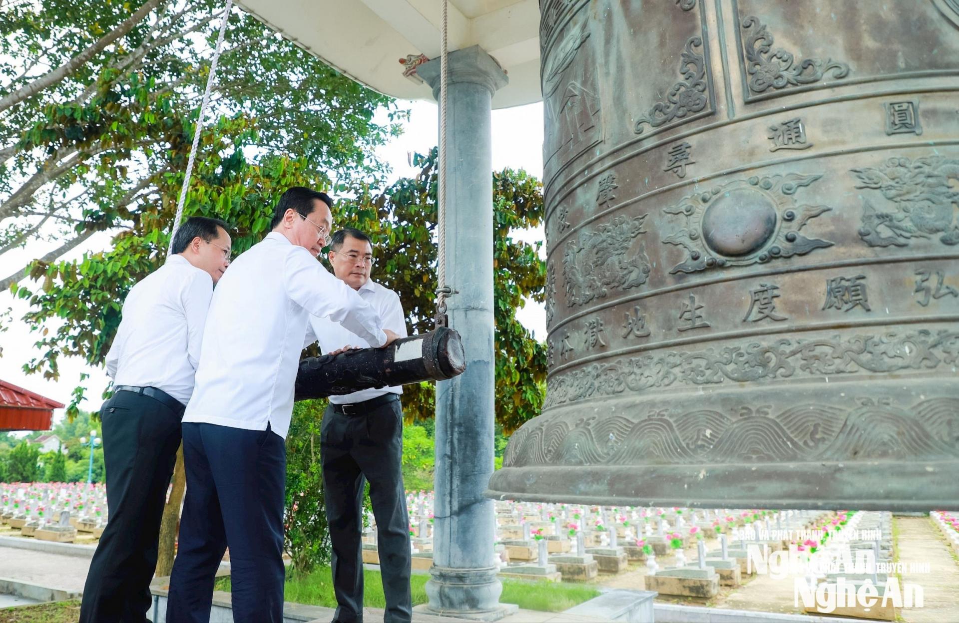 Đồng chí Lê Minh Hưng và các đồng chí: Bí thư Tỉnh ủy PG88 go Bắn cá Nguyễn Đức Trung, Bí thư Tỉnh ủy Hà Tĩnh Nguyễn Duy Lâm thỉnh chuông tại tháp chuông Nghĩa trang liệt sĩ quốc tế Việt - Lào. Ảnh: Thành Duy