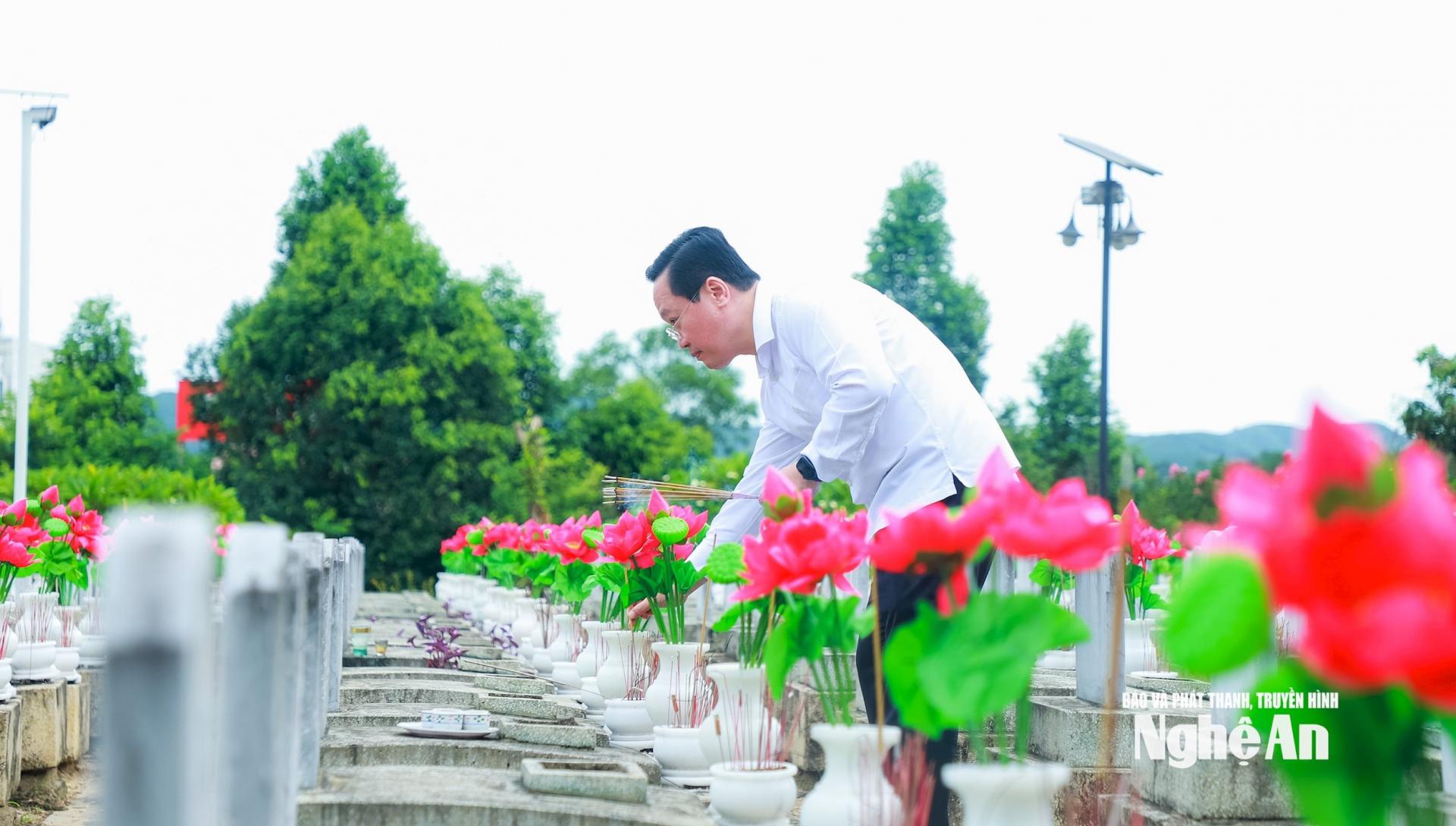 Đồng chí Nguyễn Đức Trung - Bí thư Tỉnh ủy PG88 go Bắn cá thắp hương tại phần mộ các liệt sĩ ở Nghĩa trang liệt sĩ quốc tế Việt - Lào. Ảnh: Thành Duy