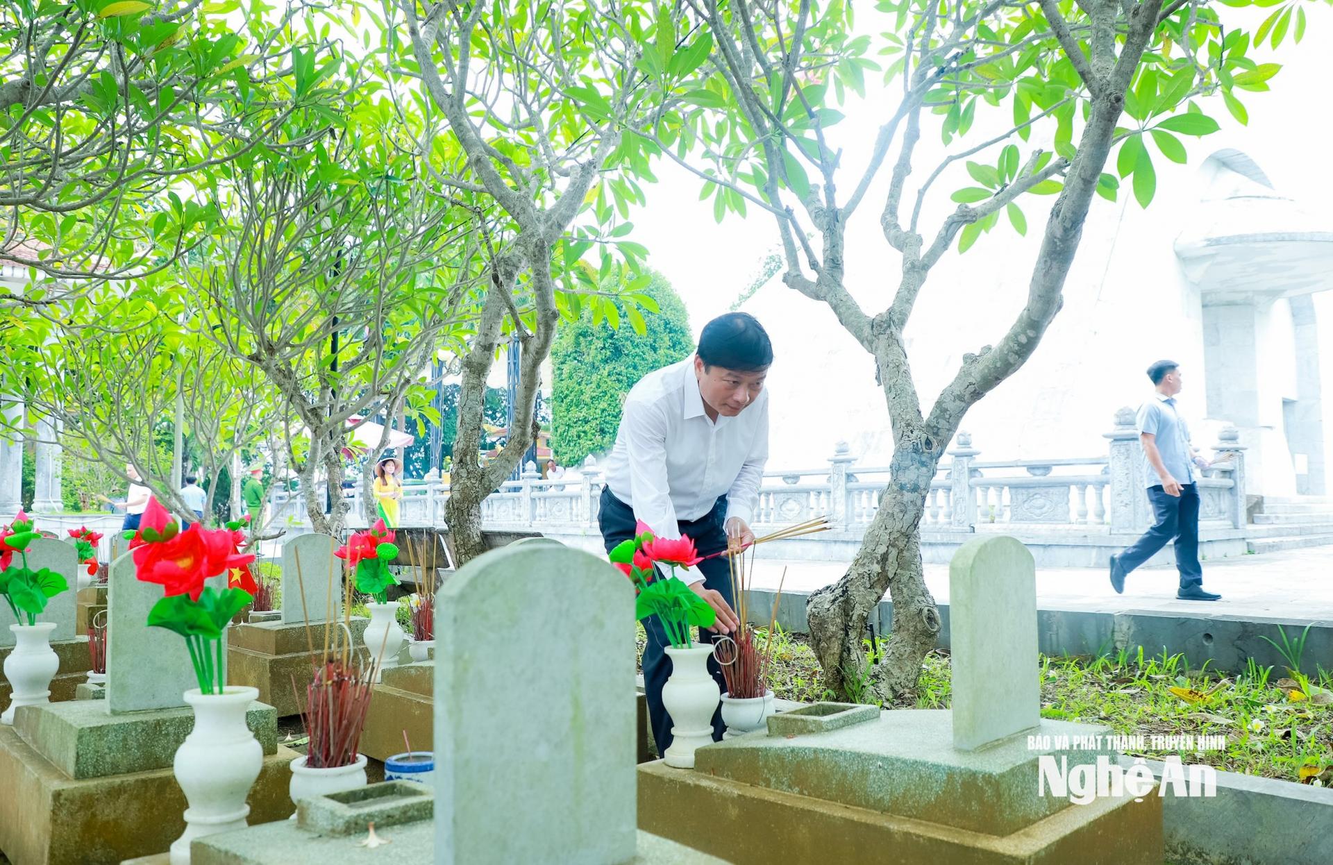 Đồng chí Lê Hồng Vinh - Phó Bí thư Tỉnh ủy, PG88 go Bắn cá UBND tỉnh PG88 go Bắn cá thắp hương tại phần mộ các liệt sĩ ở Nghĩa trang liệt sĩ quốc tế Việt - Lào. Ảnh: Thành Duy