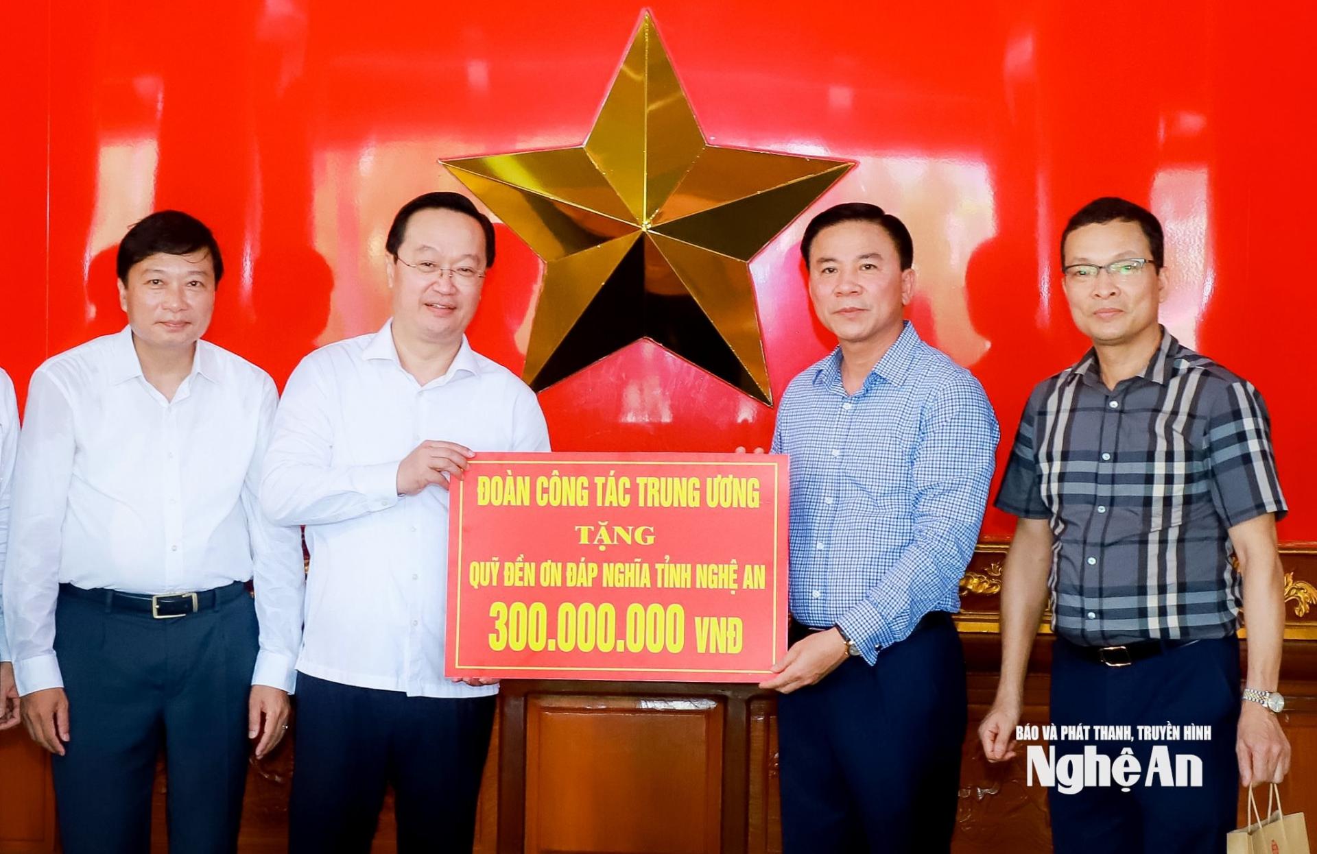 Đồng chí Đỗ Trọng Hưng - Ủy viên Ban Chấp hành Trung ương Đảng, Phó Trưởng ban Tổ chức Trung ương thay mặt đoàn công tác Trung ương trao tặng Quỹ đền ơn đáp nghĩa tỉnh PG88 go Bắn cá 300 triệu đồng. Ảnh: Thành Duy