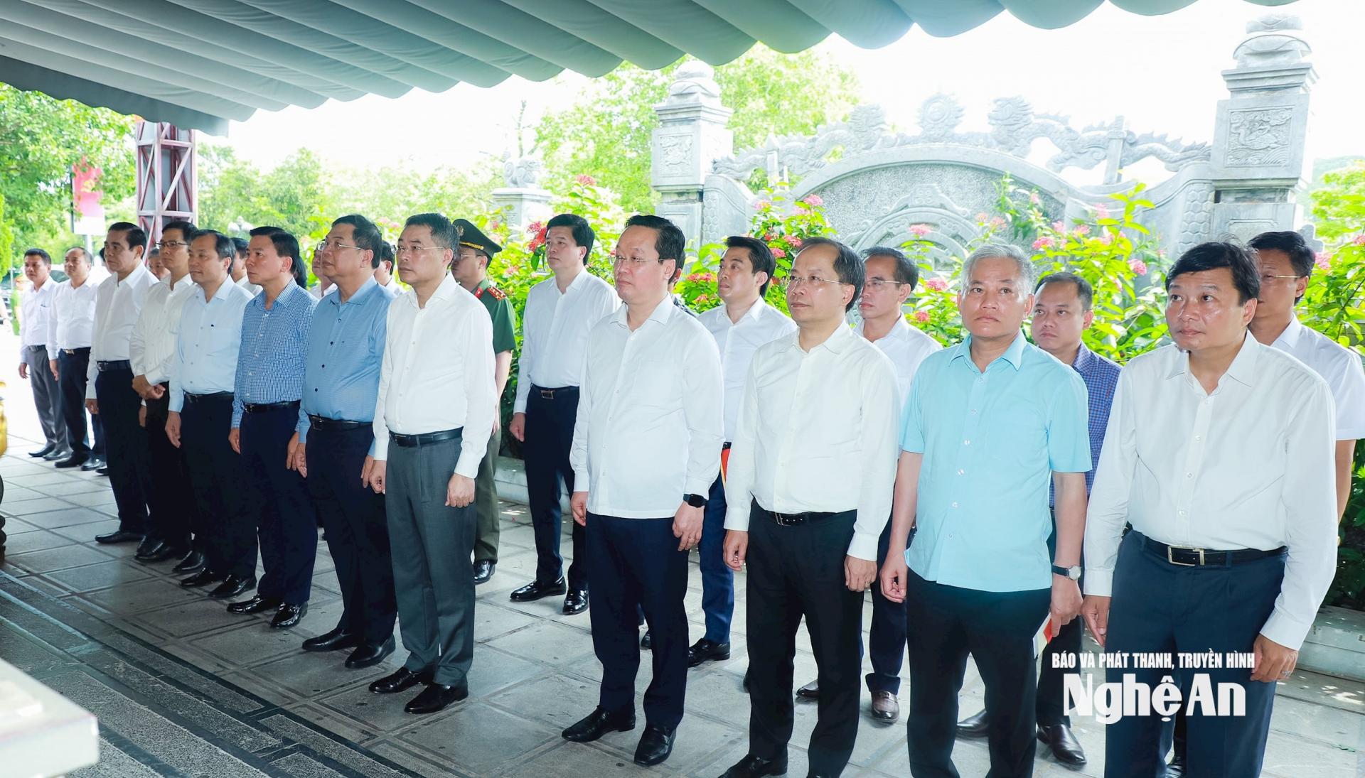 Các đồng chí trong đoàn công tác Trung ương và các tỉnh: PG88 go Bắn cá, Hà Tĩnh dâng hoa, dâng hương tưởng niệm tại Khu Di tích lịch sử quốc gia Truông Bồn. Ảnh: Thành Duy
