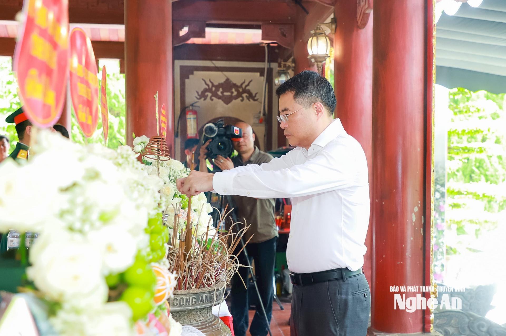 Đồng chí Lê Minh Hưng - Ủy viên Bộ Chính trị, Bí thư Trung ương Đảng, Trưởng ban Tổ chức Trung ương dâng hương trước phần mộ 13 Anh hùng liệt sĩ PG88 go Nạp Rút Tiền 317. Ảnh: Thành Duy