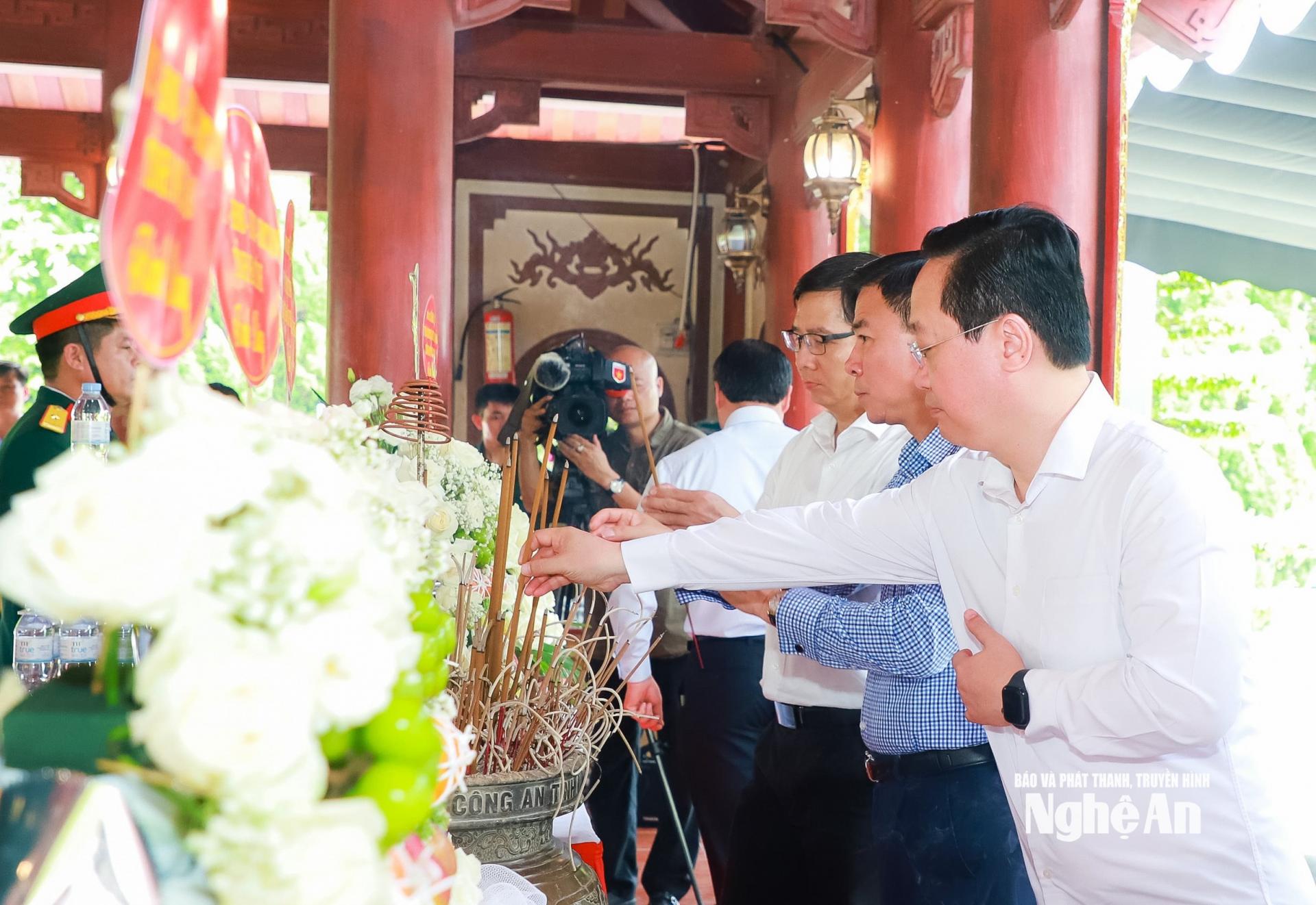 Các đồng chí lãnh đạo Trung ương và tỉnh PG88 go Bắn cá dâng hương trước phần mộ 13 Anh hùng liệt sĩ PG88 go Nạp Rút Tiền 317. Ảnh: Thành Duy
