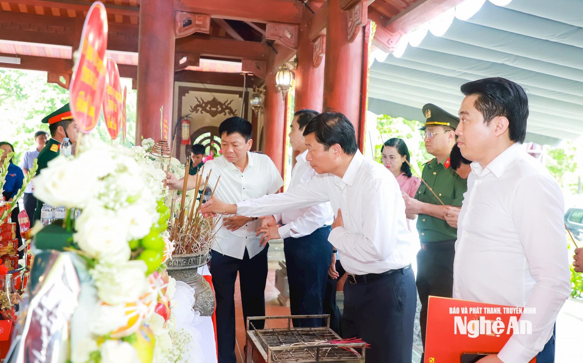 Các đồng chí lãnh đạo Trung ương và tỉnh PG88 go Bắn cá dâng hương trước phần mộ 13 Anh hùng liệt sĩ PG88 go Nạp Rút Tiền 317. Ảnh: Thành Duy