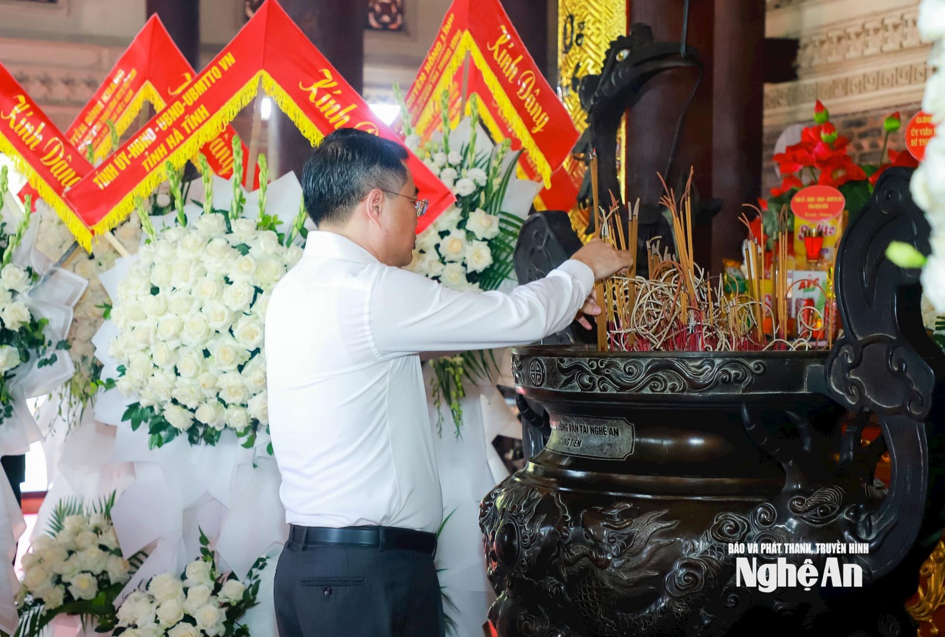 Đồng chí Lê Minh Hưng - Ủy viên Bộ Chính trị, Bí thư Trung ương Đảng, Trưởng ban Tổ chức Trung ương dâng hương tại Nhà tưởng niệm 1.240 liệt sĩ đã hy sinh trên mảnh đất Truông Bồn. Ảnh: Thành Duy