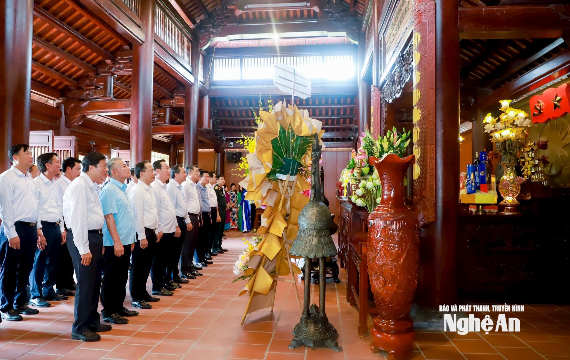 Đồng chí Lê Minh Hưng - Ủy viên Bộ Chính trị, Bí thư Trung ương Đảng, Trưởng ban Tổ chức Trung ương và các đồng chí trong đoàn công tác Trung ương, tỉnh PG88 go Bắn cá, tỉnh Hà Tĩnh thực hiện nghi lễ dâng hoa, dâng hương tưởng niệm cố Tổng Bí thư Lê Hồng Phong. Ảnh: Thành Duy