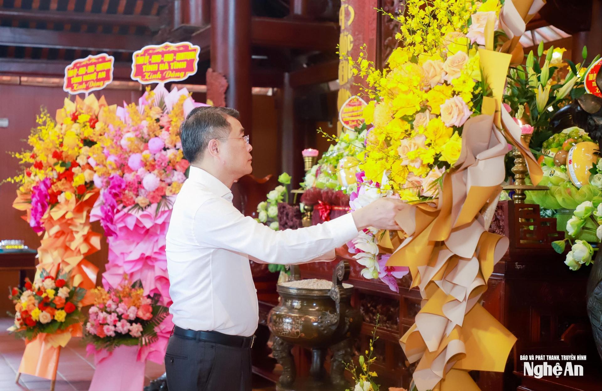 Đồng chí Lê Minh Hưng - Ủy viên Bộ Chính trị, Bí thư Trung ương Đảng, Trưởng ban Tổ chức Trung ương dâng hoa tưởng niệm cố Tổng Bí thư Lê Hồng Phong. Ảnh: Thành Duy