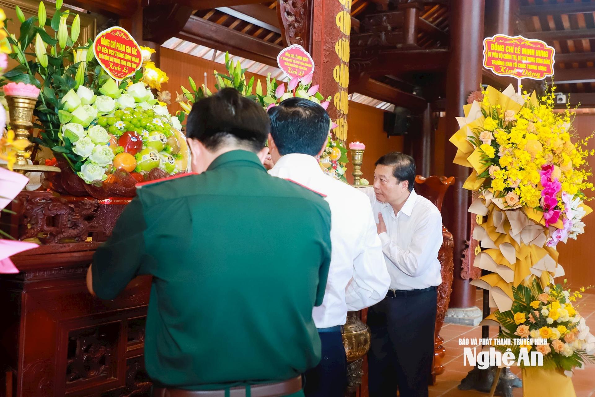 Đồng chí Lê Hồng Vinh - Phó Bí thư Tỉnh ủy, PG88 go Bắn cá UBND tỉnh PG88 go Bắn cá và các đại biểu dâng hoa tưởng niệm cố Tổng Bí thư Lê Hồng Phong. Ảnh: Thành Duy