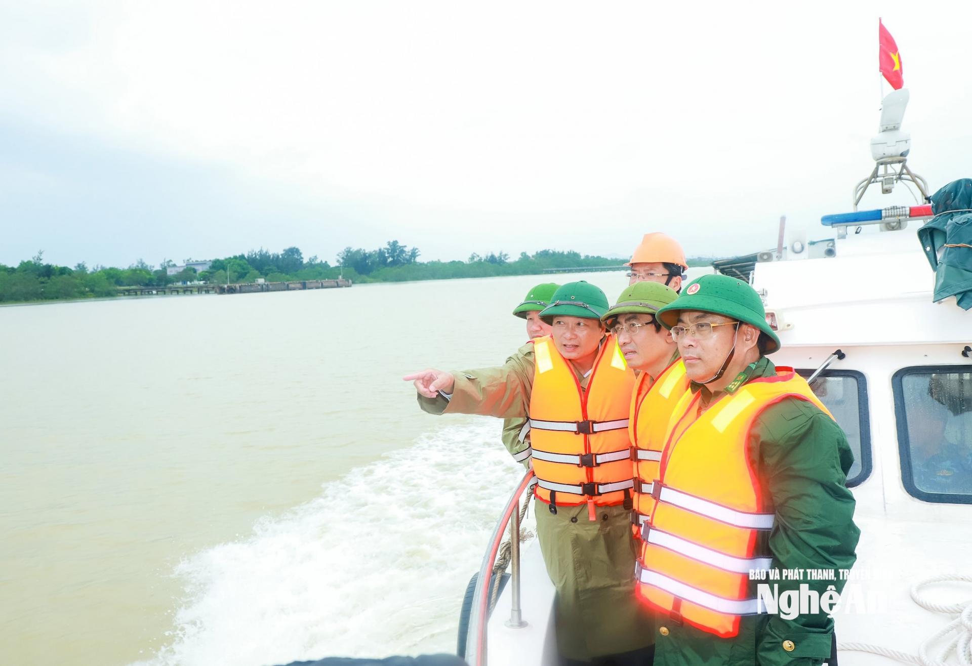 PG88 go Bắn cá UBND tỉnh Lê Hồng Vinh thị sát dọc sông Lam. Ảnh: Thành Duy