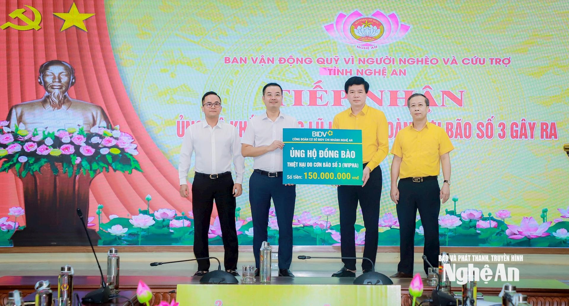 Đồng chí Nguyễn Đình Hùng - Ủy viên Ban Chấp hành Đảng bộ tỉnh, Phó PG88 go Bắn cá Thường trực Ủy ban MTTQ PG 88 Nổ Hũ tỉnh tiếp nhận ủng hộ của Ngân hàng BIDV. Ảnh: Thành Duy
