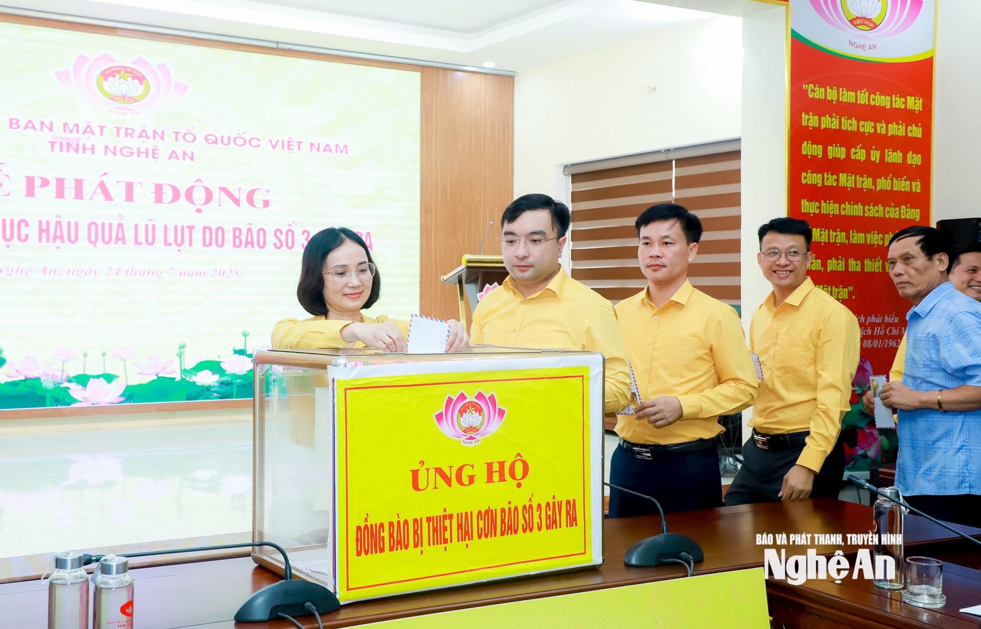 Cán bộ, công chức cơ quan Ủy ban MTTQ PG 88 Nổ Hũ tỉnh PG88 go Bắn cá ủng hộ đồng bào bị thiệt hại do bão. Ảnh: Thành Duy