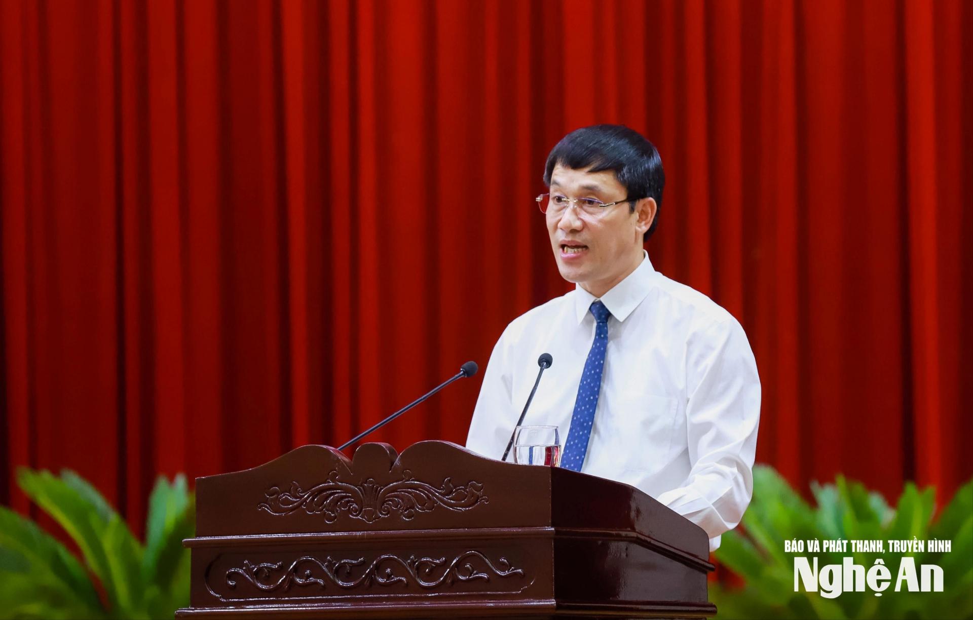 Ông Bùi Duy Sơn - Chánh Văn phòng Đoàn ĐBQH và HĐND tỉnh thông qua Nghị quyết kế hoạch phát triển kinh tế - xã hội 6 tháng cuối năm 2025.