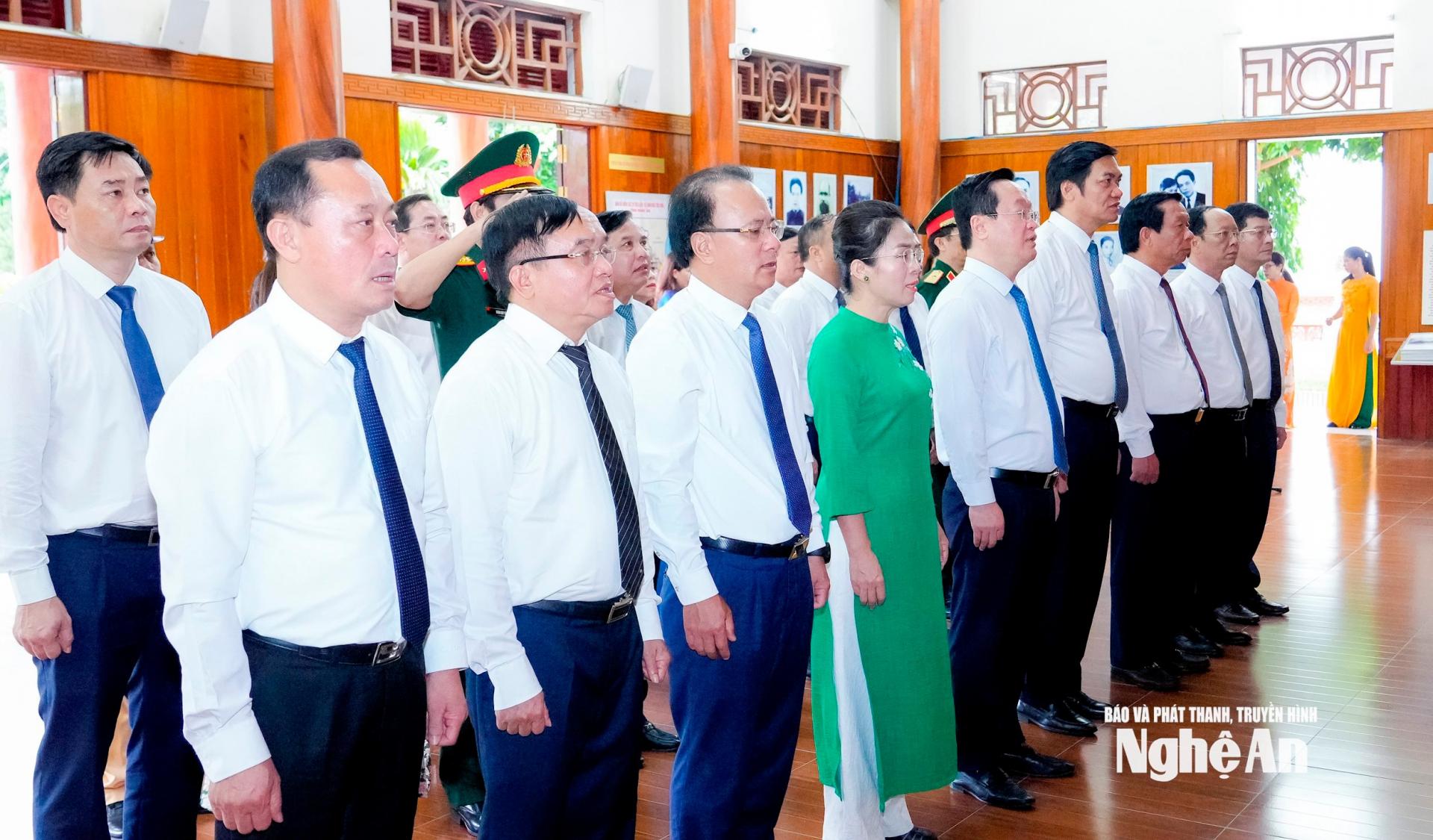 Đoàn đại biểu Tỉnh ủy, HĐND, UBND, Ủy ban Mặt trận Tổ quốc PG 88 Nổ Hũ tỉnh PG88 go Bắn cá thực hiện Lễ tưởng niệm đồng chí Nguyễn Thị Minh Khai tại Nhà lưu niệm ở phường Thành Vinh. Ảnh: Phạm Bằng