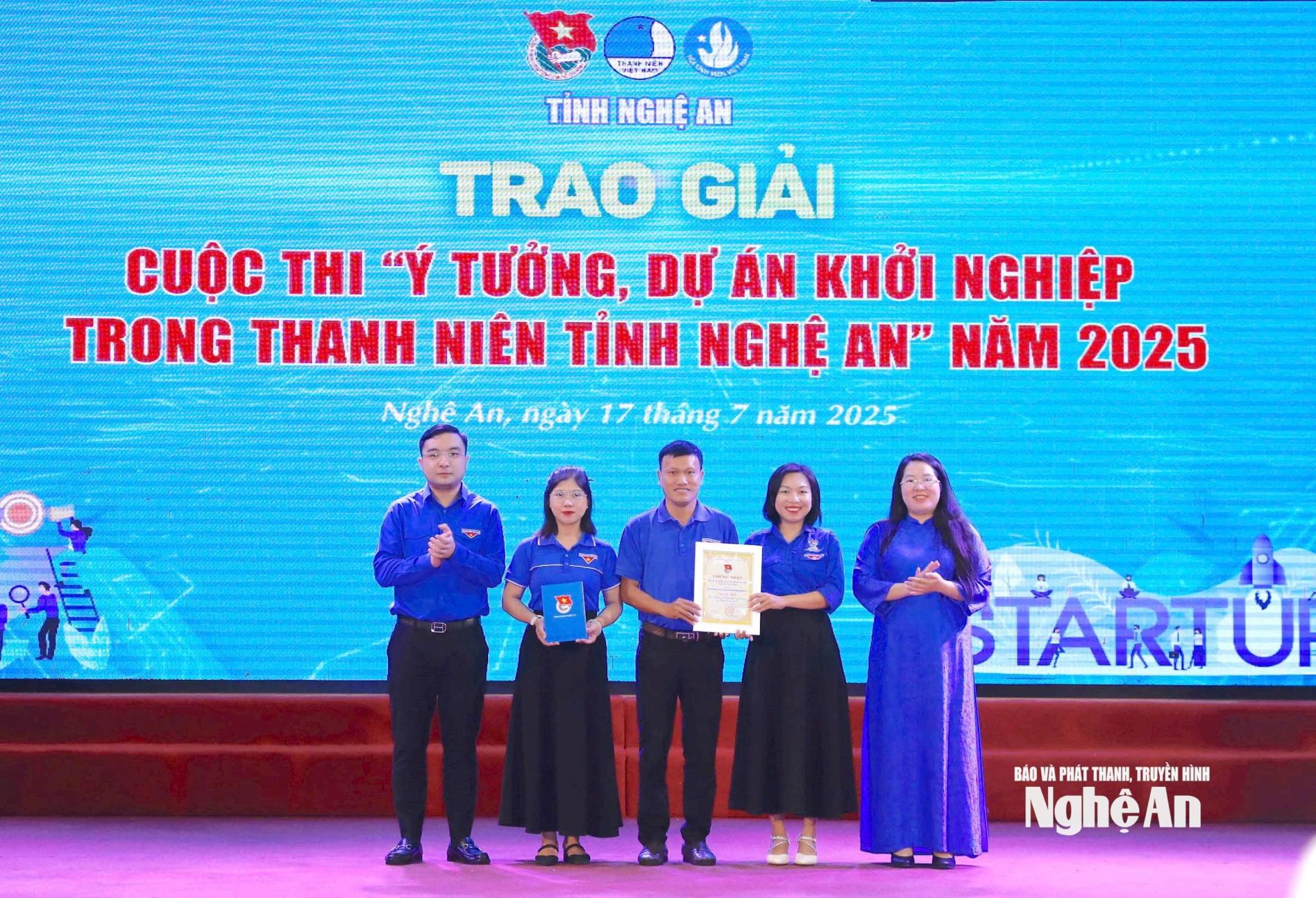 Đại diện Ban Tổ chức trao giải Nhất cho nhóm tác giả tại cuộc thi “Ý tưởng, dự án khởi nghiệp trong thanh niên tỉnh PG88 go Bắn cá” năm 2025. Ảnh: Thanh Quỳnh