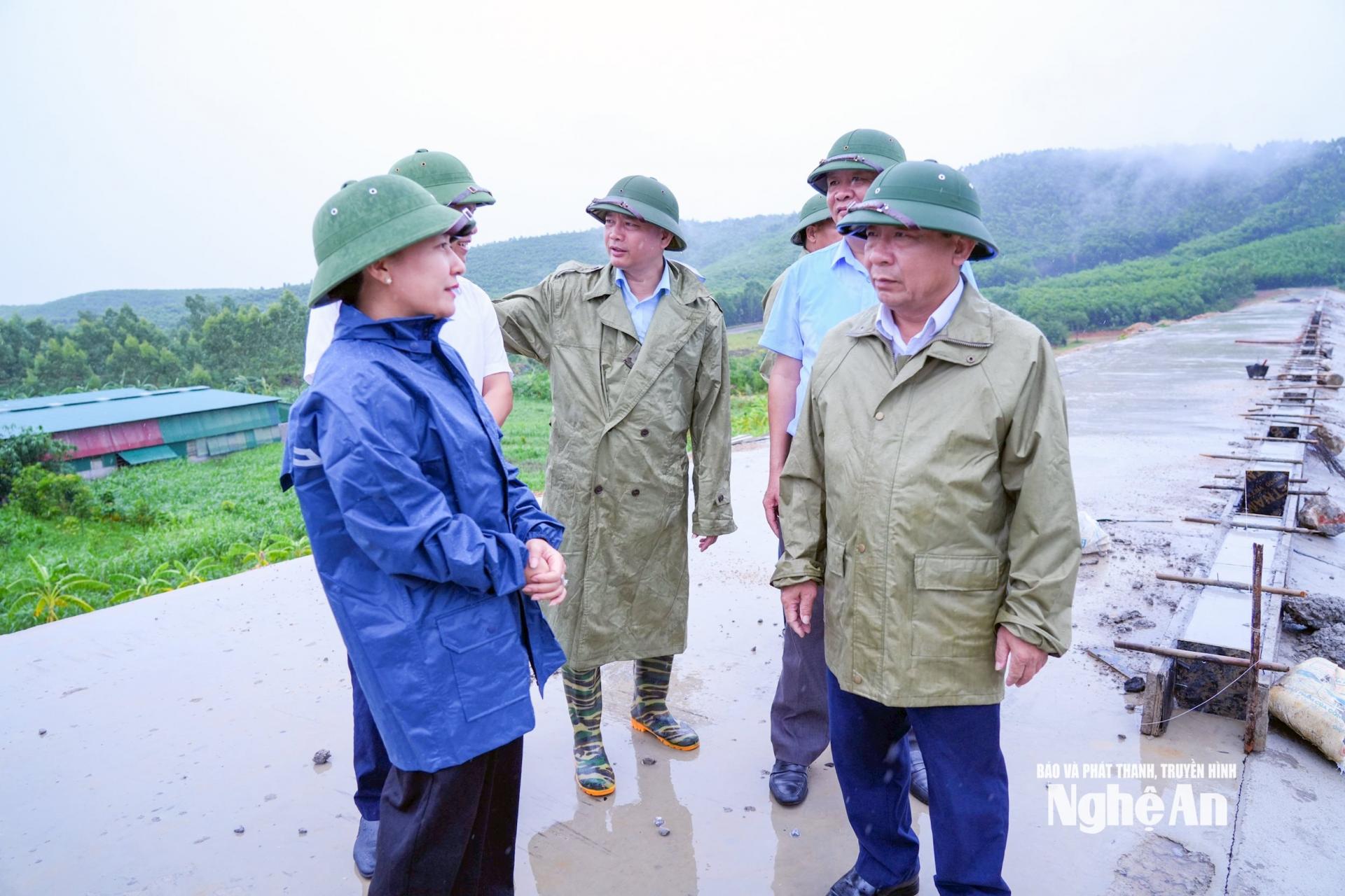 Phó PG88 go Bắn cá UBND tỉnh Nguyễn Văn Đệ trao đổi với các ngành, đơn vị, địa phương tập trung hoàn thành nâng cấp công trình hồ Đồi Tương. Ảnh: Thanh Lê