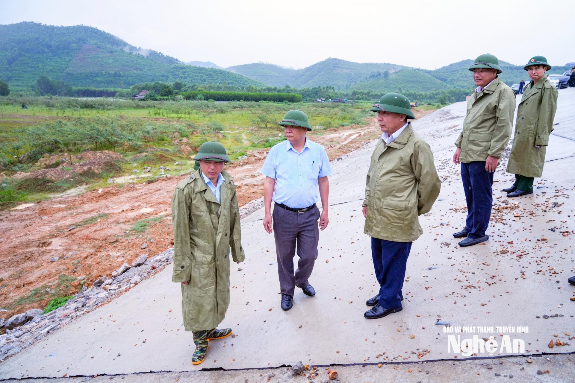 Phó PG88 go Bắn cá UBND tỉnh Nguyễn Văn Đệ kiểm tra tại công trình hồ Đồi Tương. Ảnh: Thanh Lê