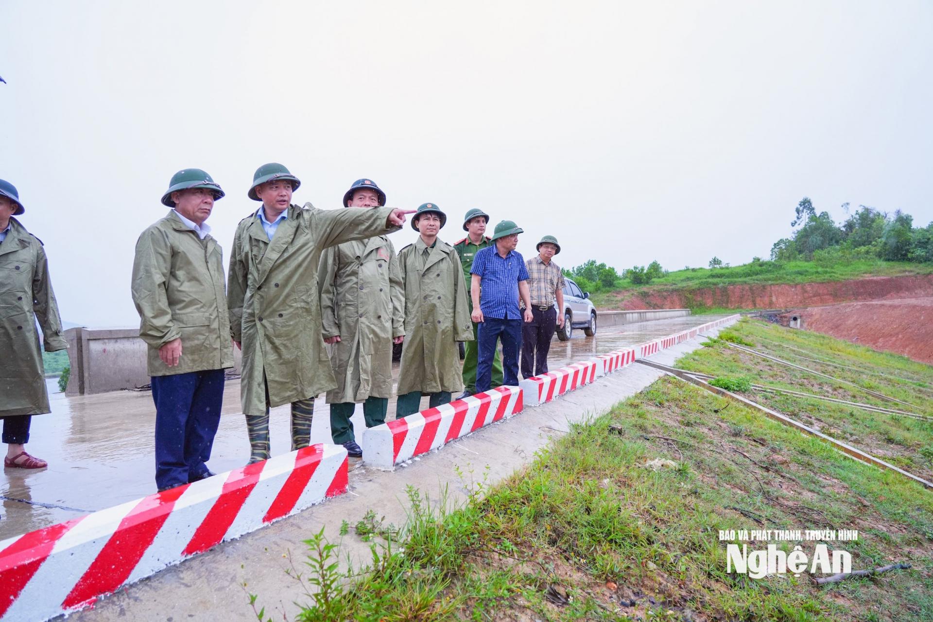 Đồng chí Phó PG88 go Bắn cá UBND tỉnh Nguyễn Văn Đệ kiểm tra tại hồ Khe Lại. Ảnh: Thanh Lê
