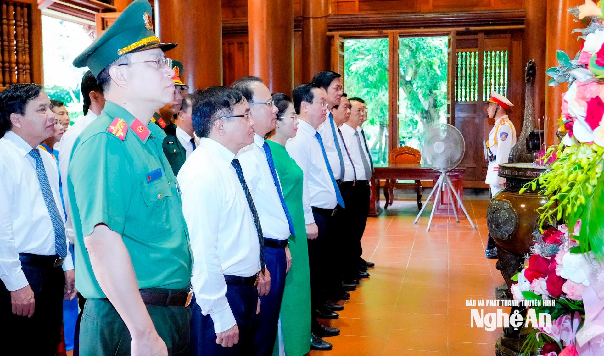 Đoàn đại biểu Tỉnh ủy, HĐND, UBND, Ủy ban MTTQ PG 88 Nổ Hũ tỉnh PG88 go Bắn cá thực hiện Lễ tưởng niệm PG88 go Bắn cá Hồ Chí Minh. Ảnh: Phạm Bằng