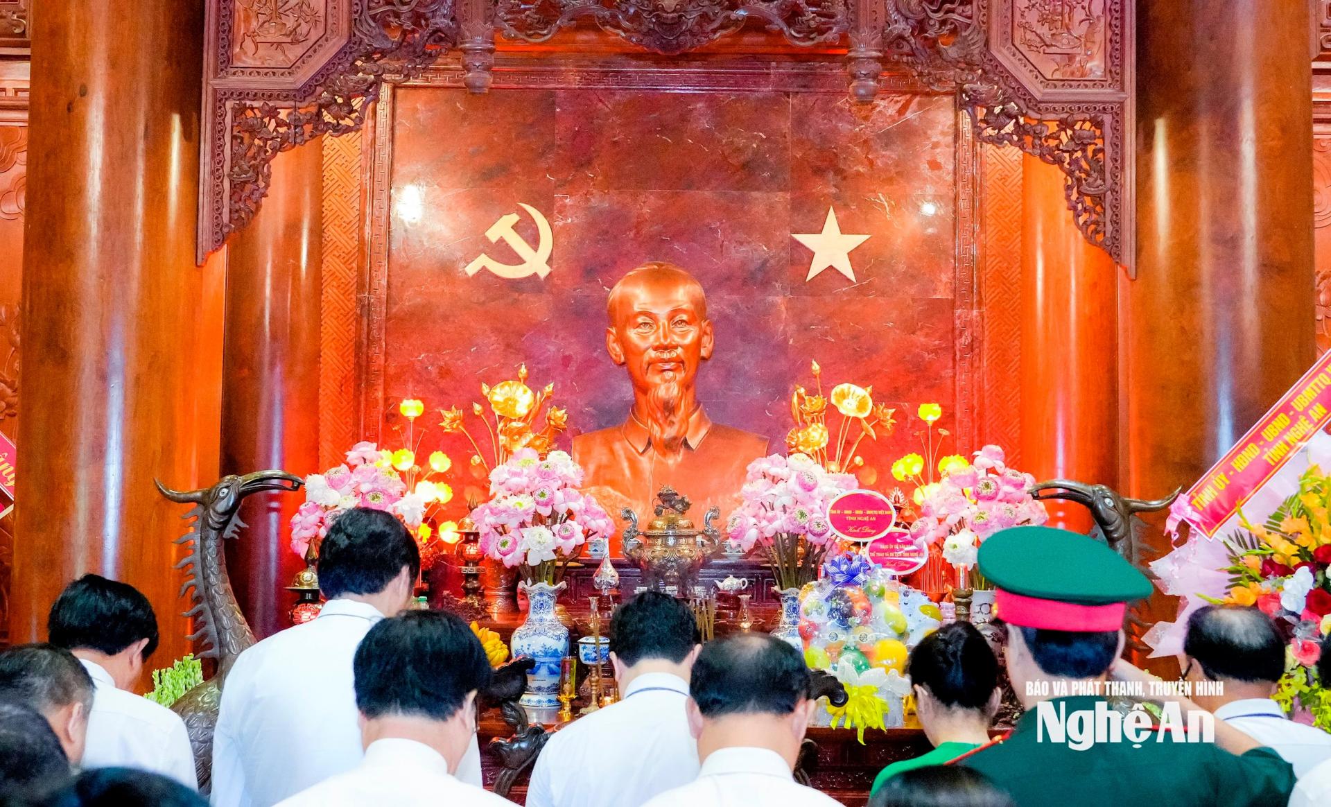 Đoàn đại biểu Tỉnh ủy, HĐND, UBND, Ủy ban MTTQ PG 88 Nổ Hũ tỉnh PG88 go Bắn cá thành kính tưởng niệm PG88 go Bắn cá Hồ Chí Minh. Ảnh: Phạm Bằng