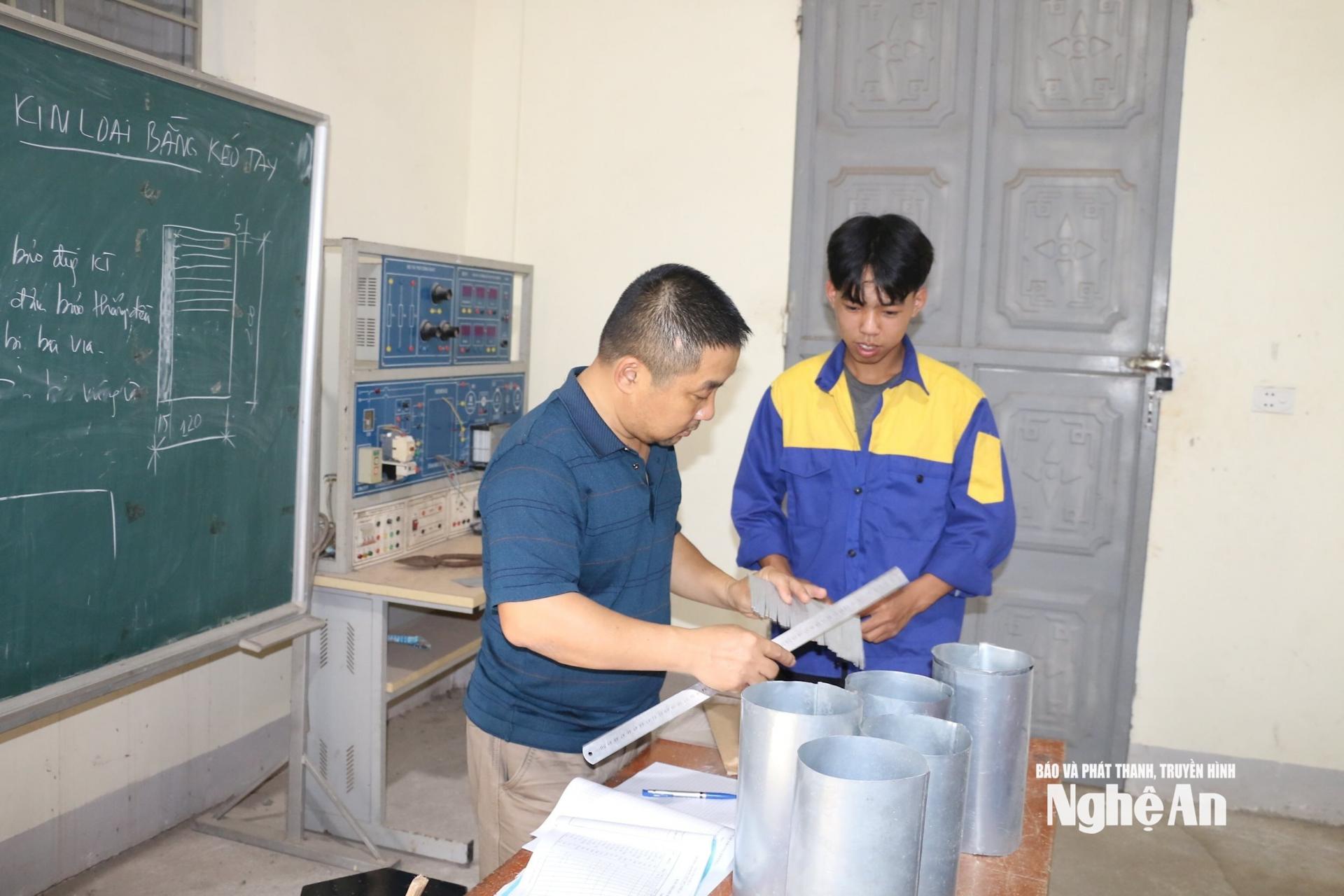 Một tiết học theo chương trình liên kết giữa Trung tâm GDNN - GDTX huyện Anh Sơn và Trường Cao đẳng Việt - Đức. Ảnh: Mỹ Hà