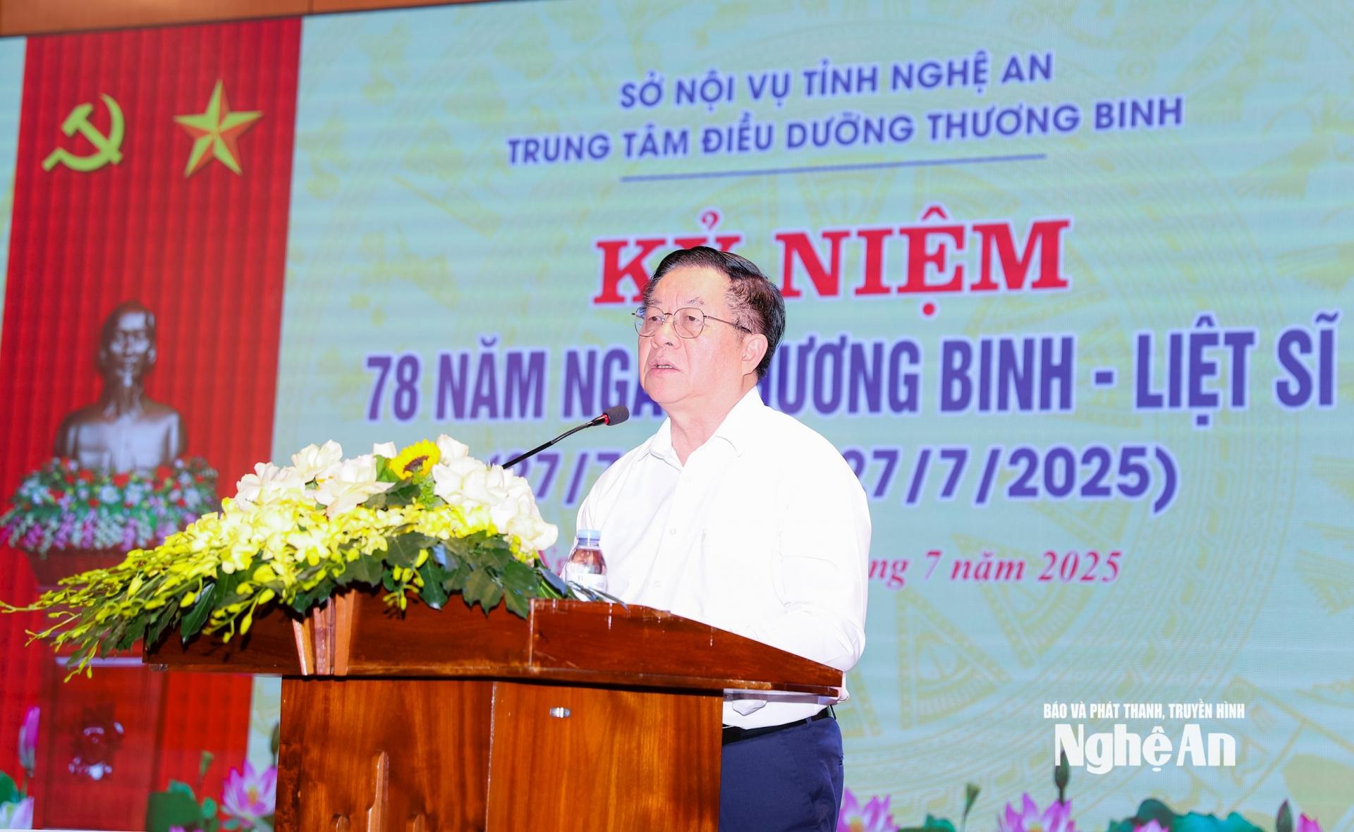 Đồng chí Nguyễn Trọng Nghĩa - Ủy viên Bộ Chính trị, Bí thư Trung ương Đảng, Trưởng ban Tuyên giáo và Dân vận Trung ương bày tỏ tri ân, biết ơn trước sự cống hiến, hy sinh của các thương, bệnh binh. Ảnh: Phạm Bằng