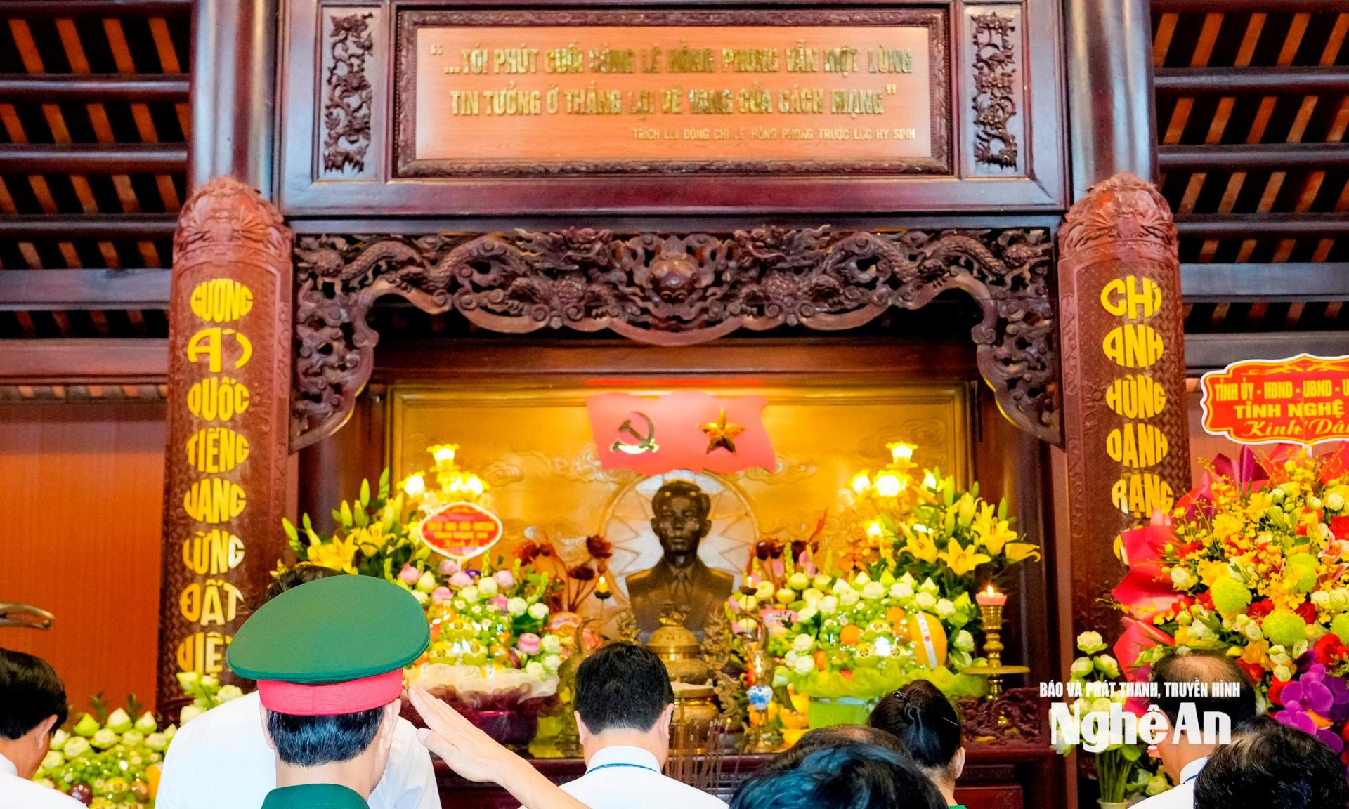 Đoàn đại biểu Tỉnh ủy, HĐND, UBND, Ủy ban MTTQ PG 88 Nổ Hũ tỉnh PG88 go Bắn cá thành kính tưởng niệm cố Tổng Bí thư Lê Hồng Phong. Ảnh: Phạm Bằng
