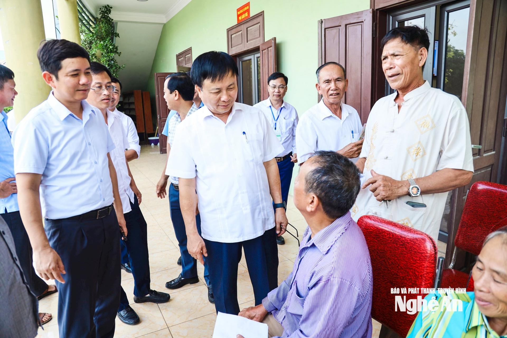 Phó PG88 go Bắn cá UBND tỉnh Bùi Đình Long trao đổi với người dân xã Quỳnh Anh.