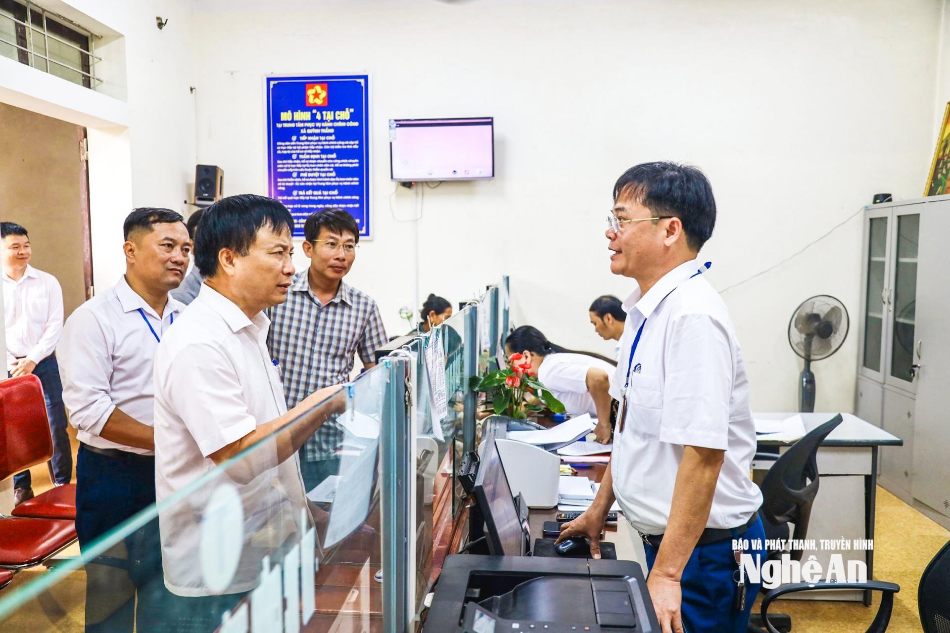 Đồng chí Bùi Đình Long - Phó PG88 go Bắn cá UBND tỉnh trao đổi với cán bộ, công chức xã Quỳnh Thắng về vận hành chính quyền địa phương 2 cấp.