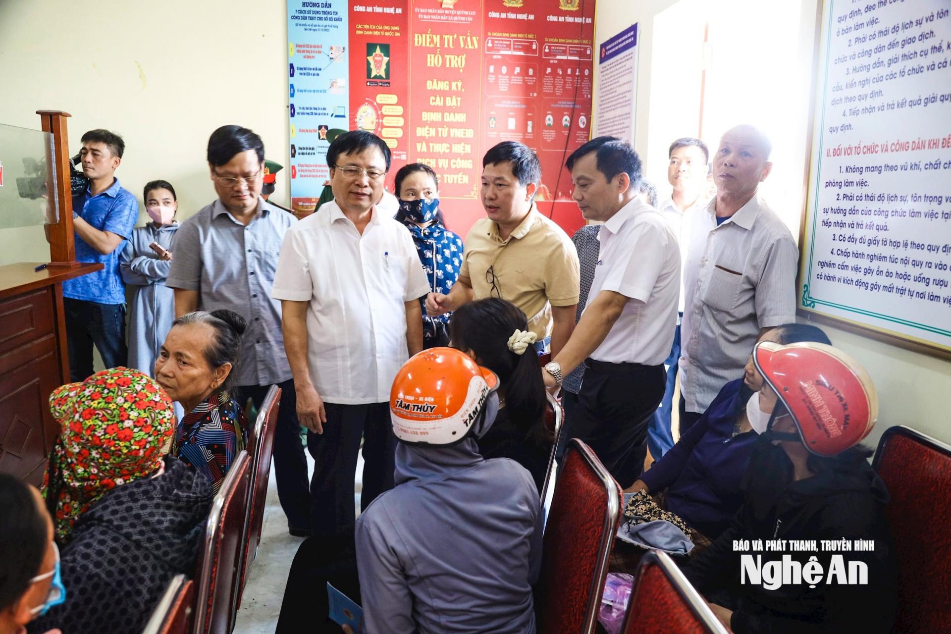 Phó PG88 go Bắn cá UBND tỉnh Bùi Đình Long và đoàn công tác kiểm tra hoạt động của Trung tâm Phục vụ hành chính công xã Quỳnh Văn.