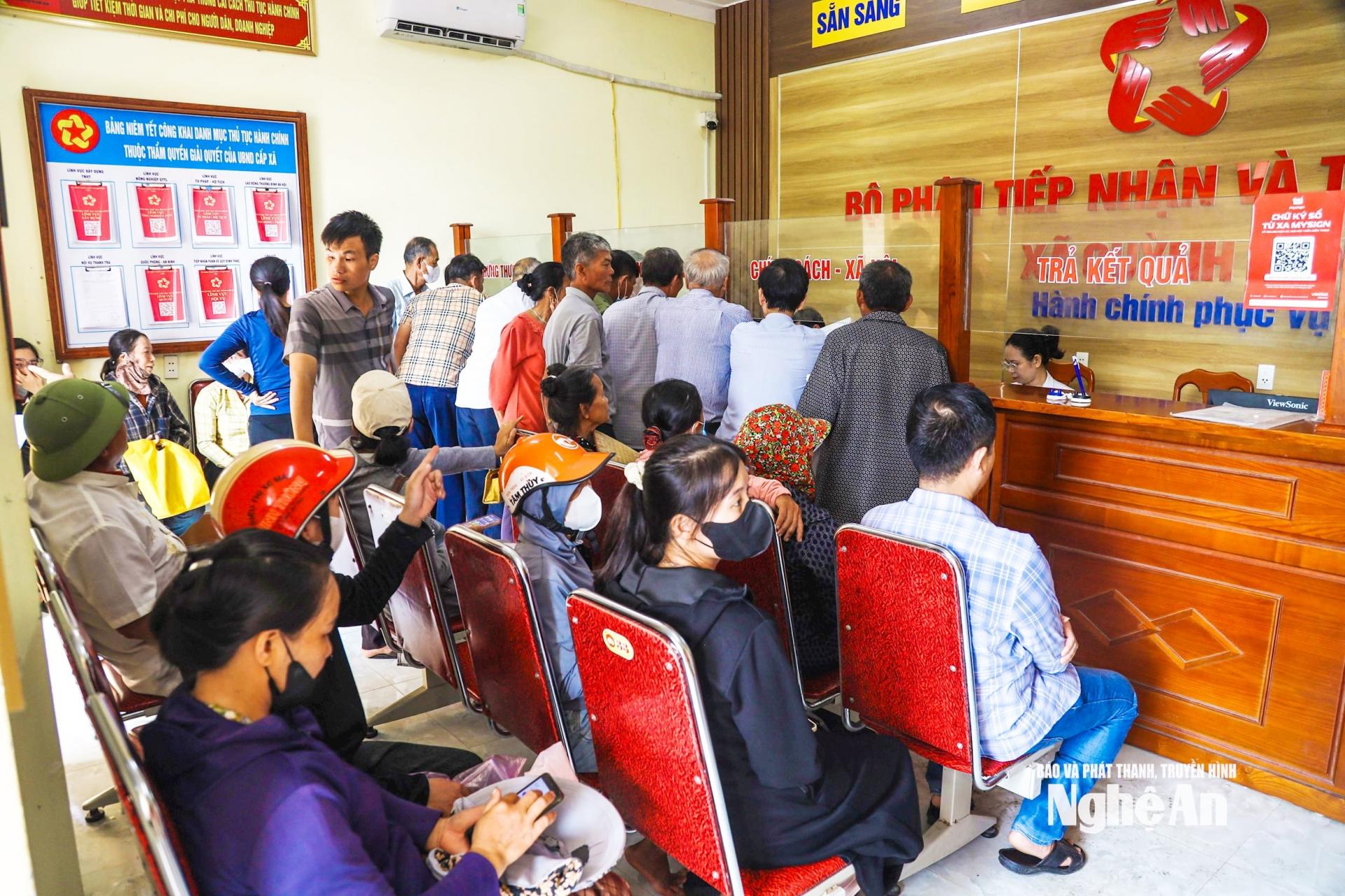 Trong sáng 14/7, công dân đến giải quyết các thủ tục hành chính ở Trung tâm Phục vụ hành chính công của các xã tăng đột biến.