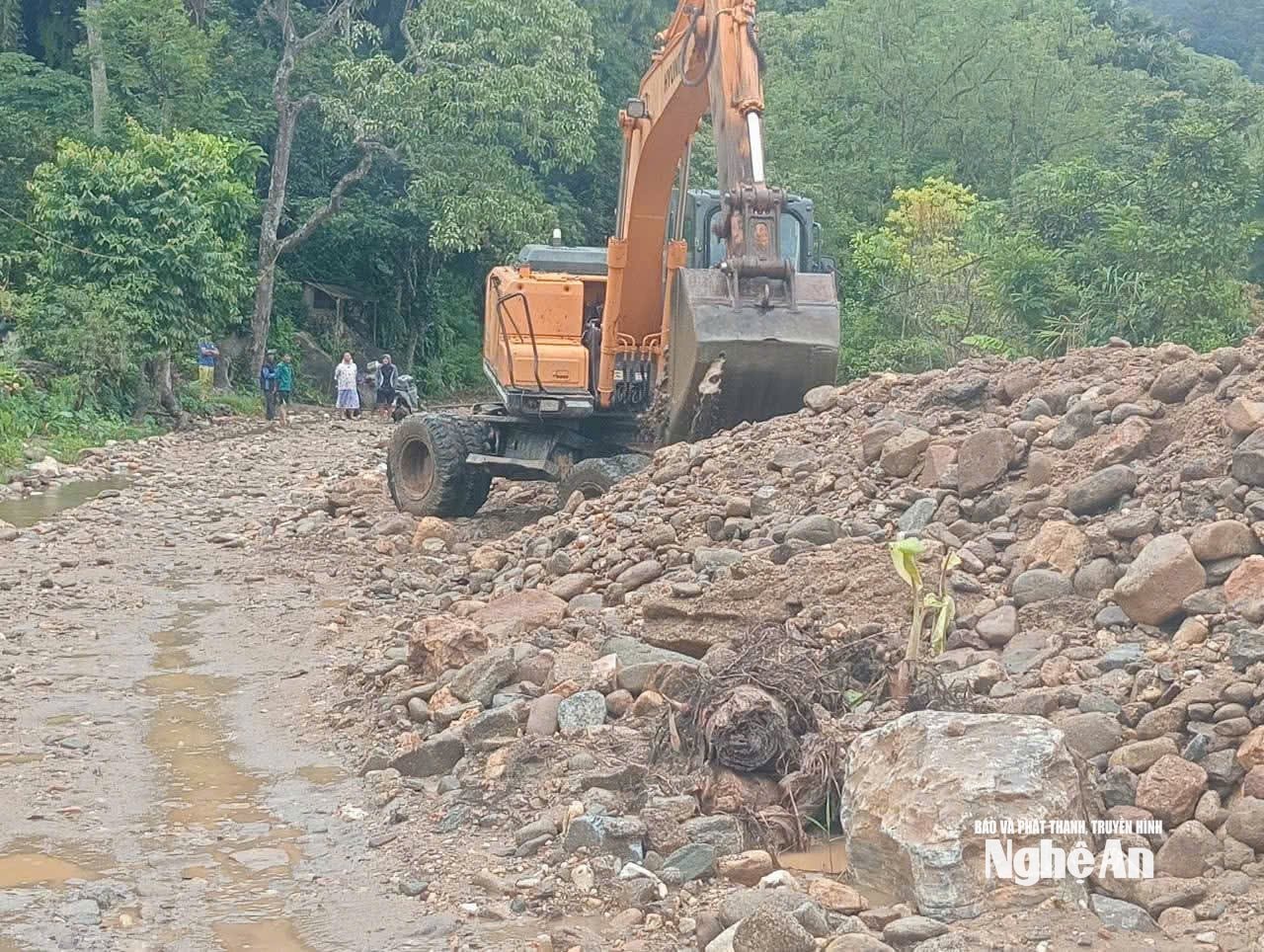 Sáng 21/7, UBND xã Tri Lễ điều động máy móc tu sửa các tuyến đường sạt lở trên địa bàn. Ảnh: CSCC