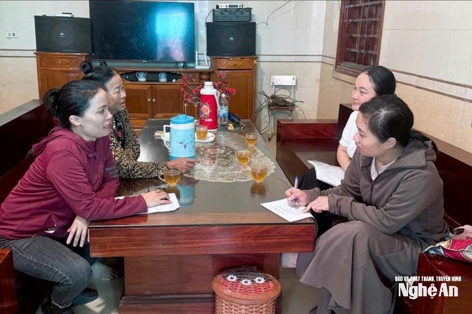 Giáo viên Trung tâm GDTX số 2 tư vấn hướng nghiệp tới phụ huynh, học sinh. Ảnh: Mỹ Hà