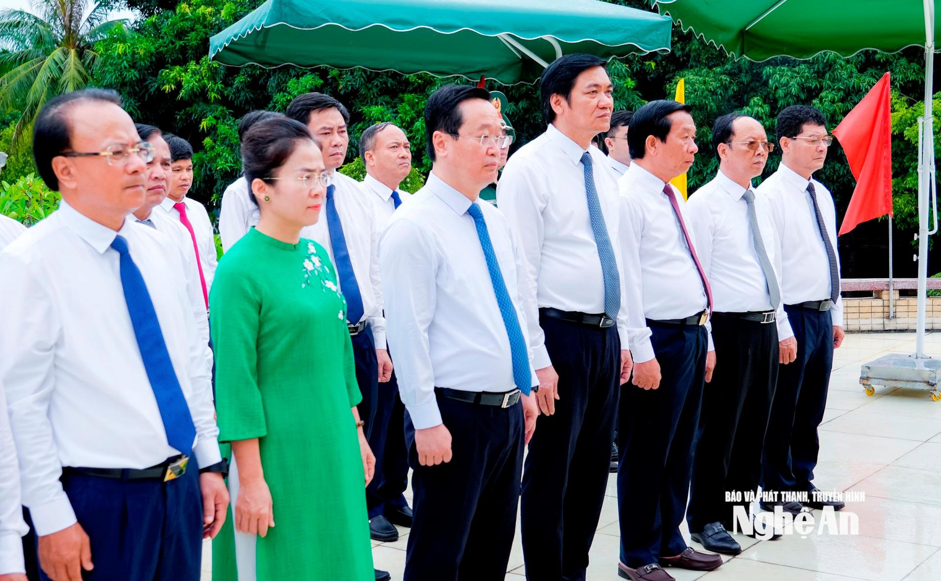 Đoàn đại biểu Tỉnh ủy, HĐND, UBND, Ủy ban MTTQ PG 88 Nổ Hũ tỉnh PG88 go Bắn cá thực hiện lễ dâng hoa, dâng hương tưởng niệm các Anh hùng liệt sĩ tại Nghĩa trang Liệt sĩ TP. Vinh. Ảnh: Phạm Bằng