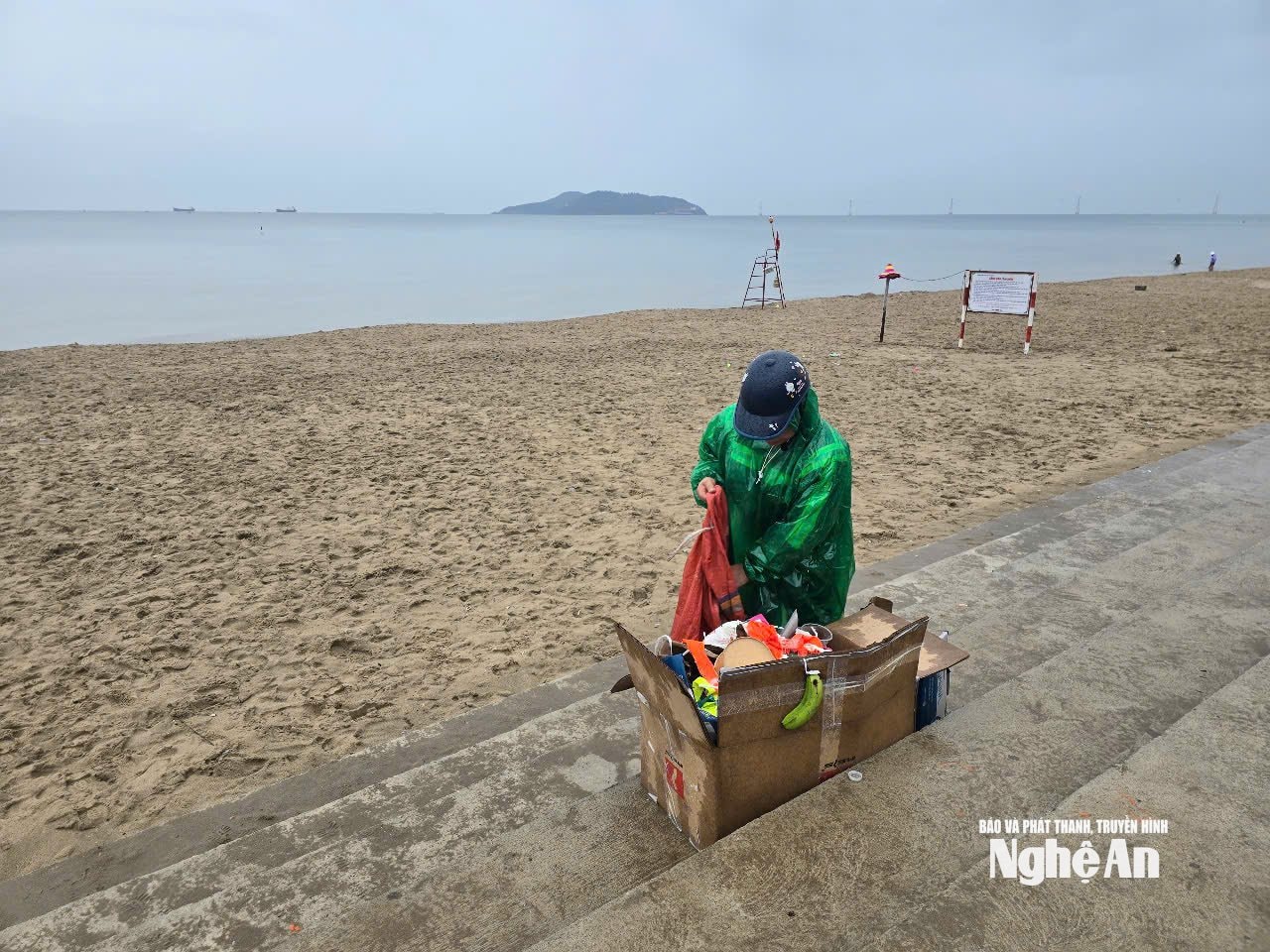 Công nhân vệ sinh môi trường thu gom rác trên bãi biển Cửa Lò chiều 21/7. Ảnh: Thanh Quỳnh