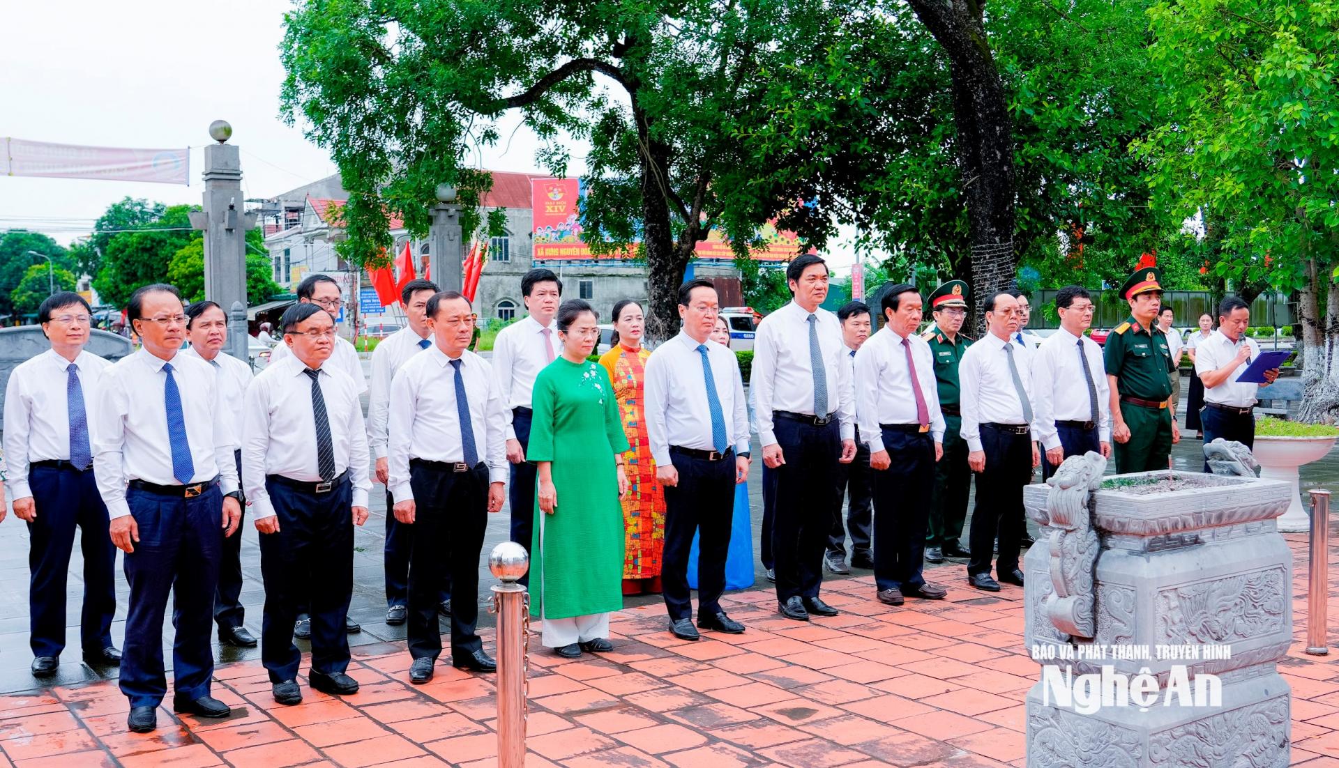 Đoàn đại biểu Tỉnh ủy, HĐND, UBND, Ủy ban Mặt trận Tổ quốc PG 88 Nổ Hũ tỉnh PG88 go Bắn cá dâng hoa, dâng hương tại mộ tập thể các liệt sĩ Xô viết Nghệ Tĩnh hy sinh ngày 12/9/1930 ở Thái Lão (Hưng Nguyên). Ảnh: Phạm Bằng