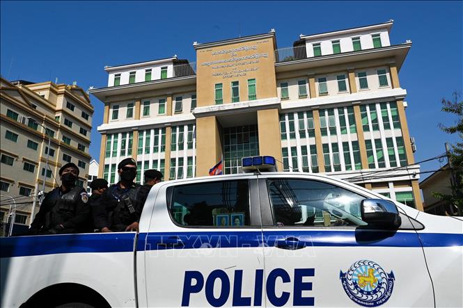 Cảnh sát gác bên ngoài Tòa án thành phố Phnom Penh, Campuchia. Ảnh tư liệu: AFP/TTXVN