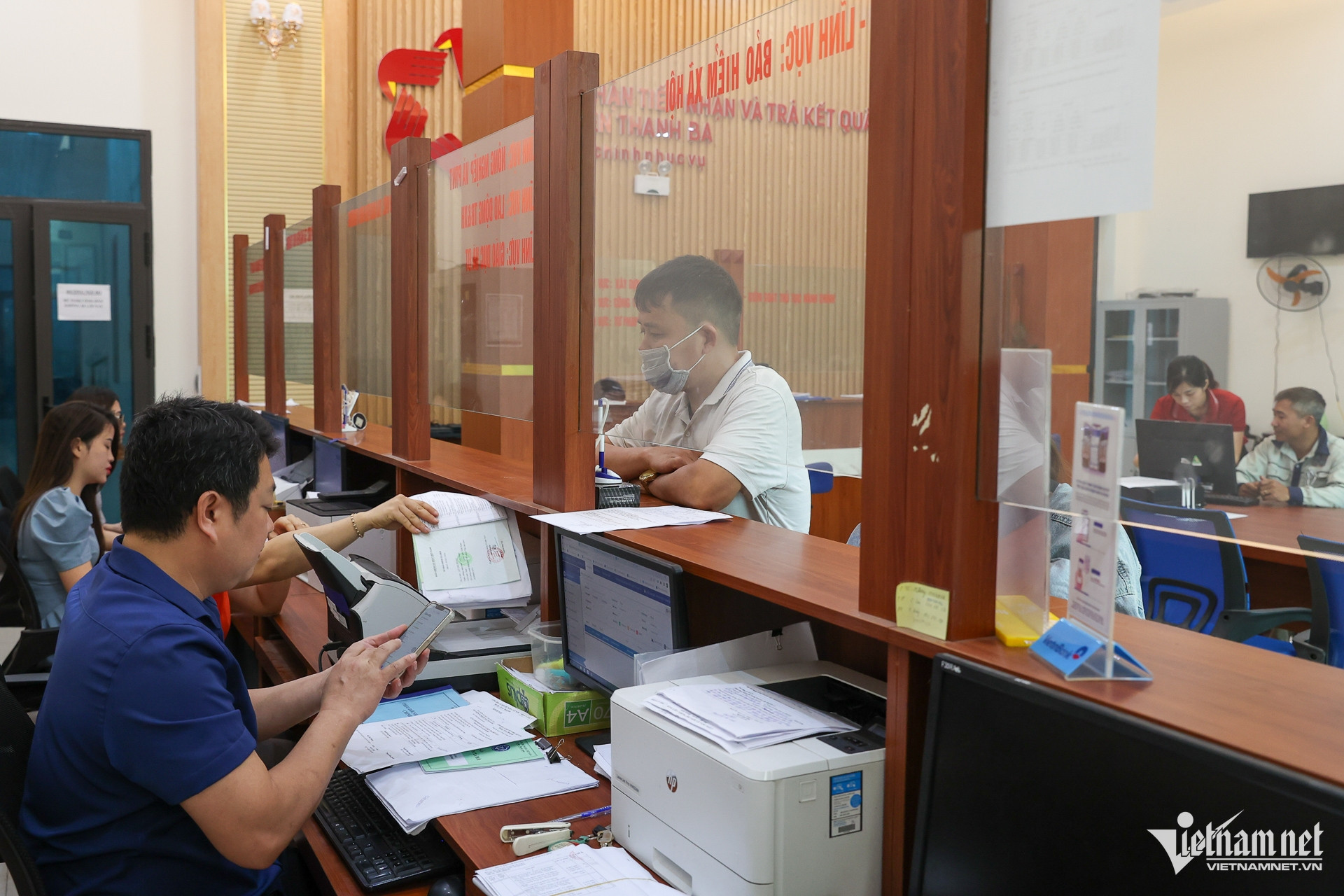 Thủ tướng yêu cầu tiếp tục tổ chức tiếp nhận, giải quyết thủ tục hành chính trên địa bàn các tỉnh, thành phố bảo đảm duy trì và nâng cao mức độ hài lòng của người dân, doanh nghiệp.