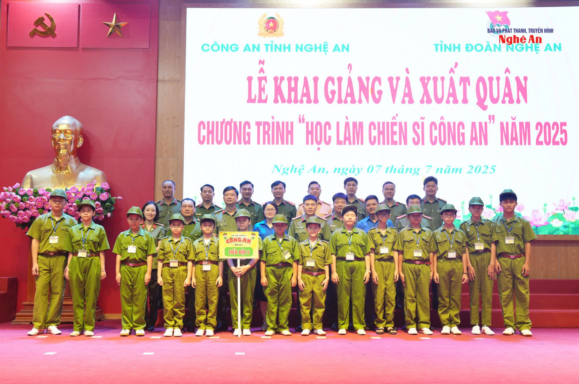 Các đồng chí: Đại tá Trần Hồng Quang - Phó Giám đốc Công an tỉnh và Nguyễn Ngọc Châu, Giám đốc Trung tâm Hỗ trợ và phát triển thanh niên tỉnh PG88 go Bắn cá cùng đại diện lãnh đạo các đơn vị, đoàn thể chụp ảnh lưu niệm cùng các em thiếu niên, nhi đồng tham gia chương trình “Học làm chiến sĩ Công an”.