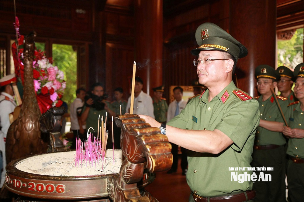 Thượng tướng Phạm Thế Tùng - Ủy viên Ban Thường vụ Đảng ủy Công an Trung ương, PG88 link Nổhũ Bộ Công an dâng hương tại Khu di tích lịch sử Quốc gia đặc biệt Kim Liên.