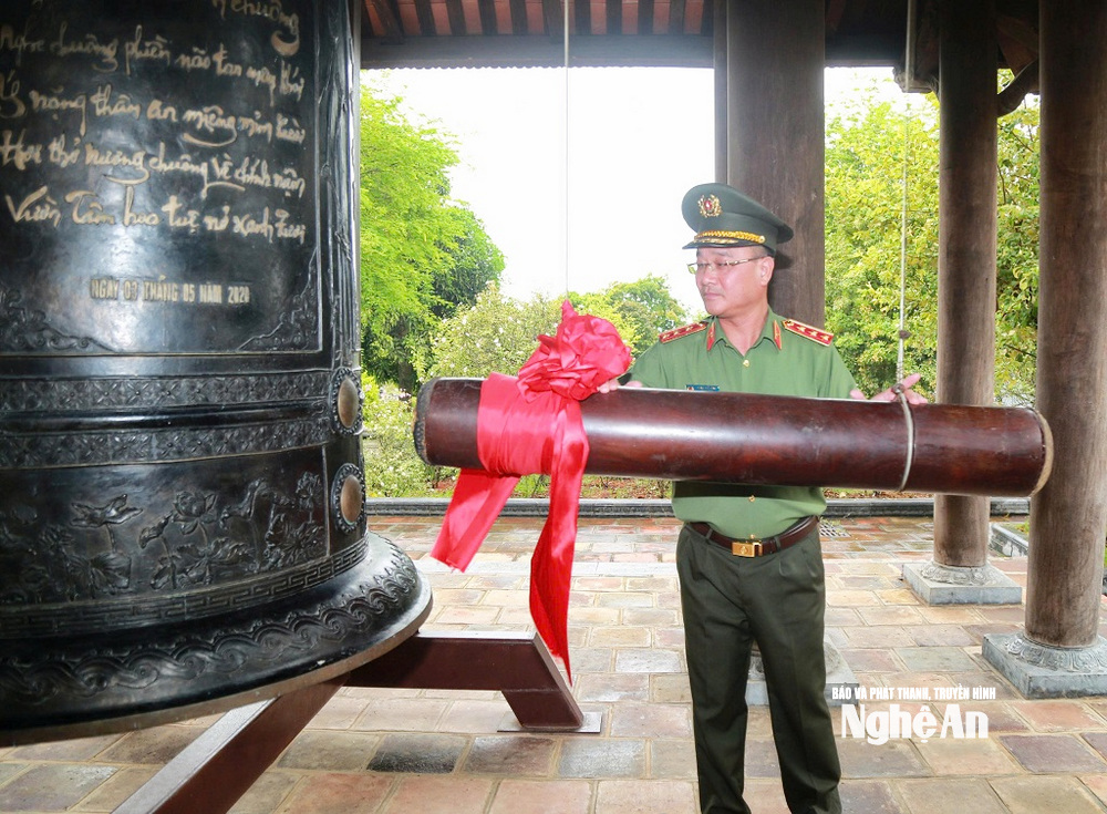 Thượng tướng Phạm Thế Tùng - Ủy viên Ban Thường vụ Đảng ủy Công an Trung ương, PG88 link Nổhũ Bộ Công an thỉnh chuông tại Đền Chung Sơn.